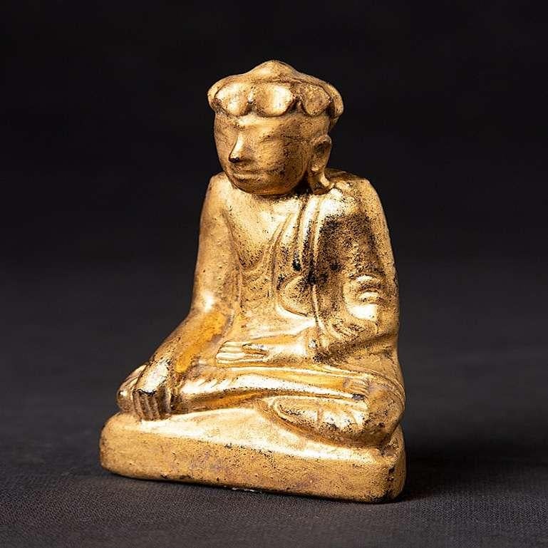 MATERIAL: Holz
9,8 cm hoch 
5,8 cm breit und 3,4 cm tief
Gewicht: 0,042 kg
Vergoldet mit 24 krt. Gold
Shan (Tai Yai) Stil
Bhumisparsha Mudra
Mit Ursprung in Birma
19. Jahrhundert
