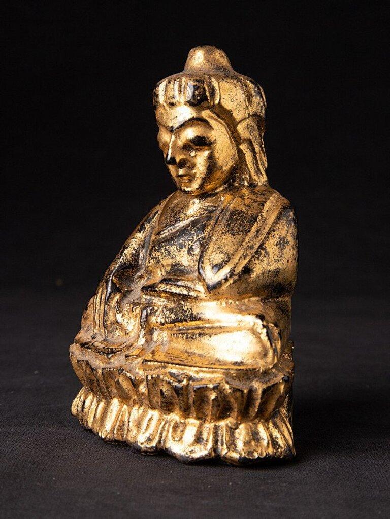 MATERIAL: Holz
13 cm hoch 
8,7 cm breit und 6,5 cm tief
Gewicht: 0,175 kg
Vergoldet mit 24 krt. Gold
Shan (Tai Yai) Stil
Bhumisparsha Mudra
Mit Ursprung in Birma
19. Jahrhundert
