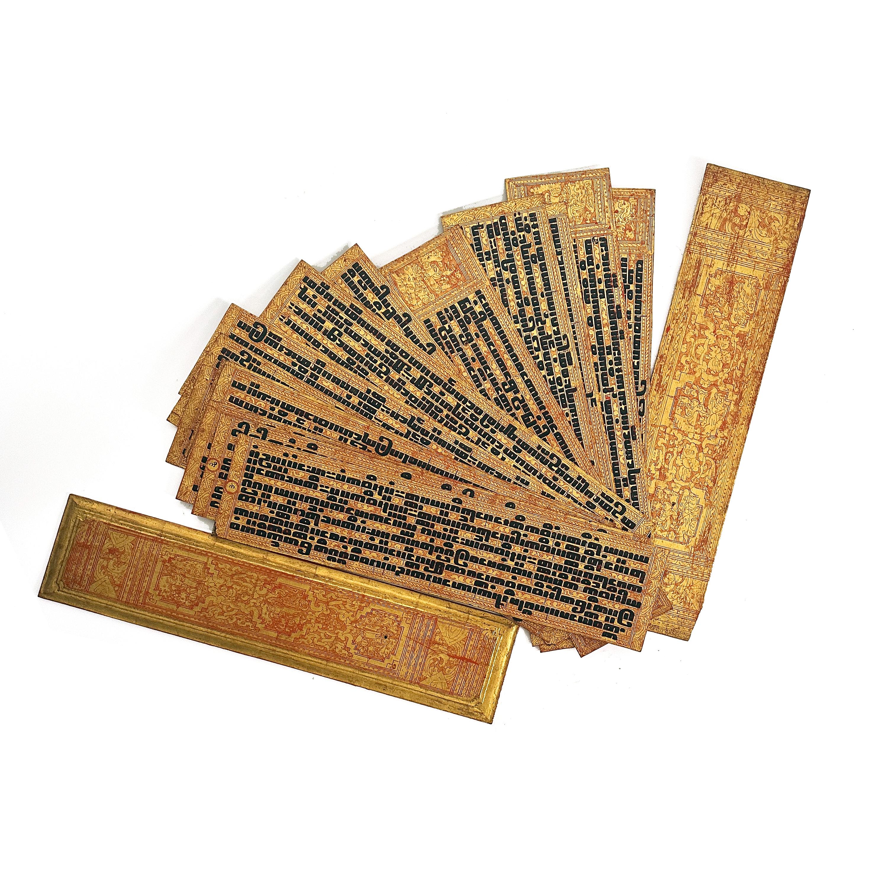 Birmanie, XIXe siècle Manuscrit Kammavaca avec étui. Seize feuilles dorées et laquées avec deux couvertures de livre dorées et laquées. Bois recouvert de laque, douze lignes à chaque feuille écrites en écriture pali dans la laque noire, le texte