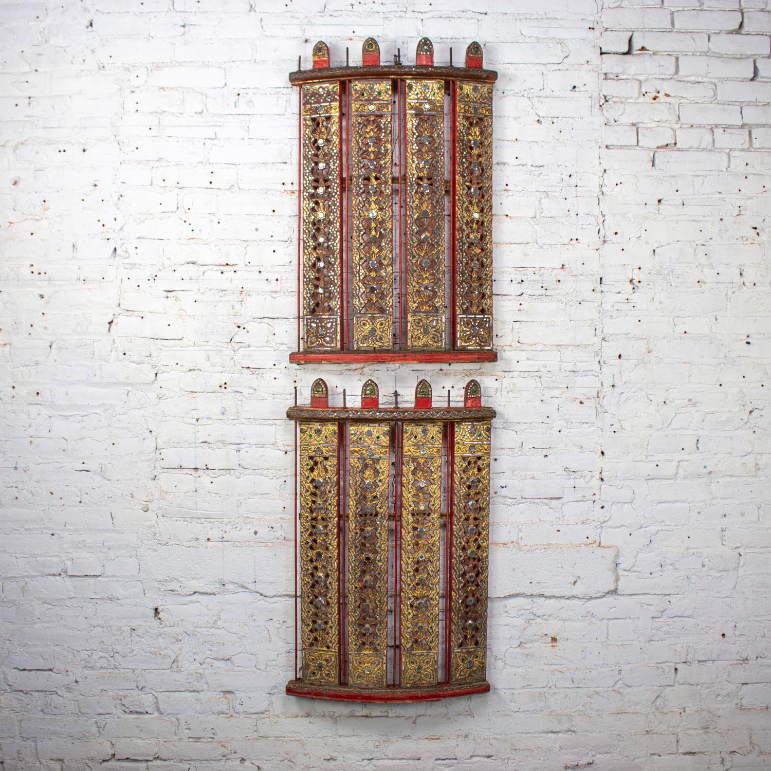 Merveilleux panneaux muraux anciens de percussion et de tambour de l'orchestre birman Hsian Wain, sculptés à la main, peints, dorés et ornés de bijoux, une paire. Byit, en gardant à l'esprit qu'il s'agit d'une pièce vintage et non pas neuve, qui