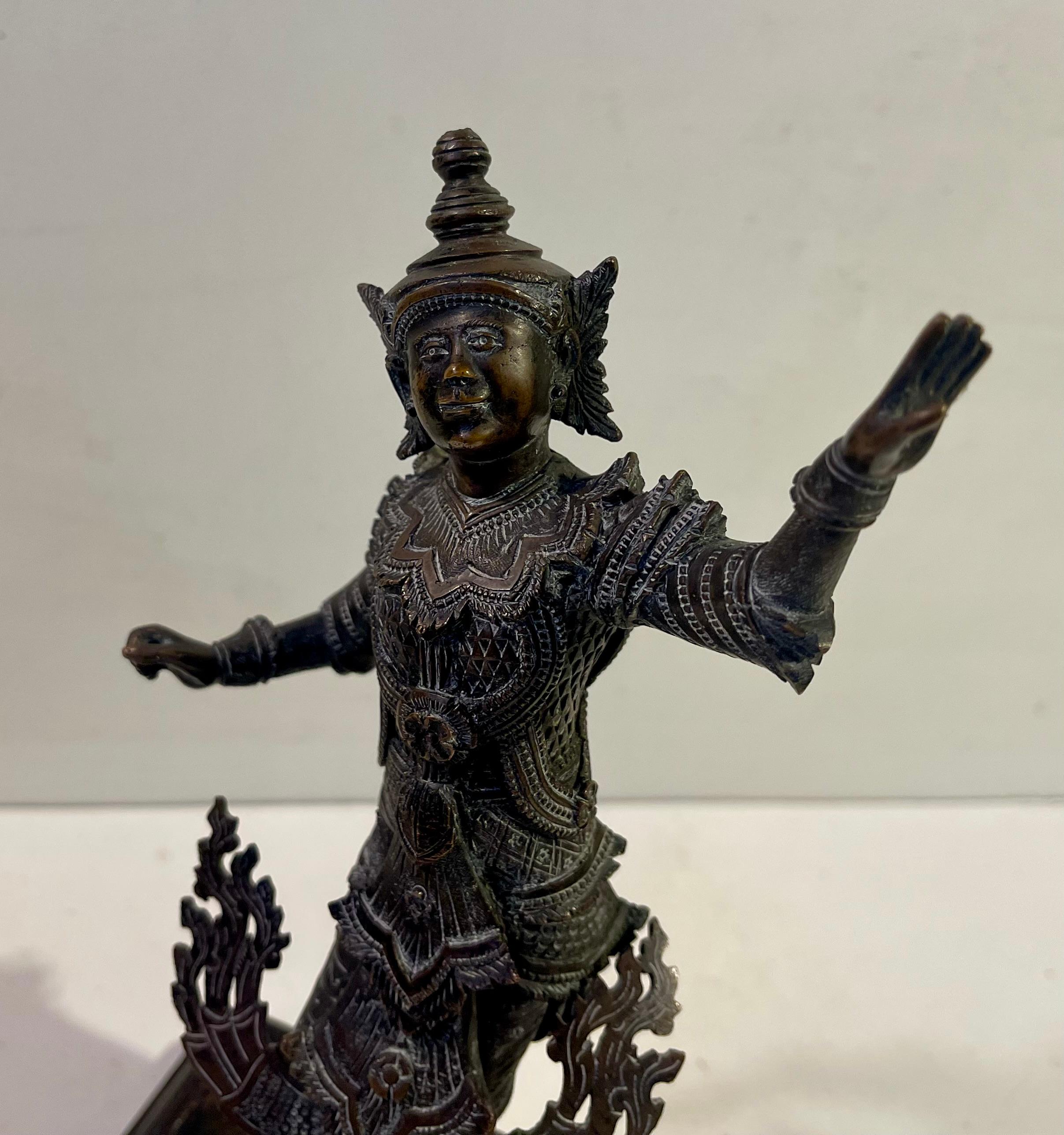 Antike burmesische Kommoden-Tänzerfigur aus gegossenem Messing, signiert Maung Yai im Zustand „Gut“ im Angebot in Esbjerg, DK