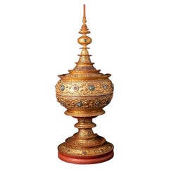 Vase d'offrande antique birman doré de Birmanie
