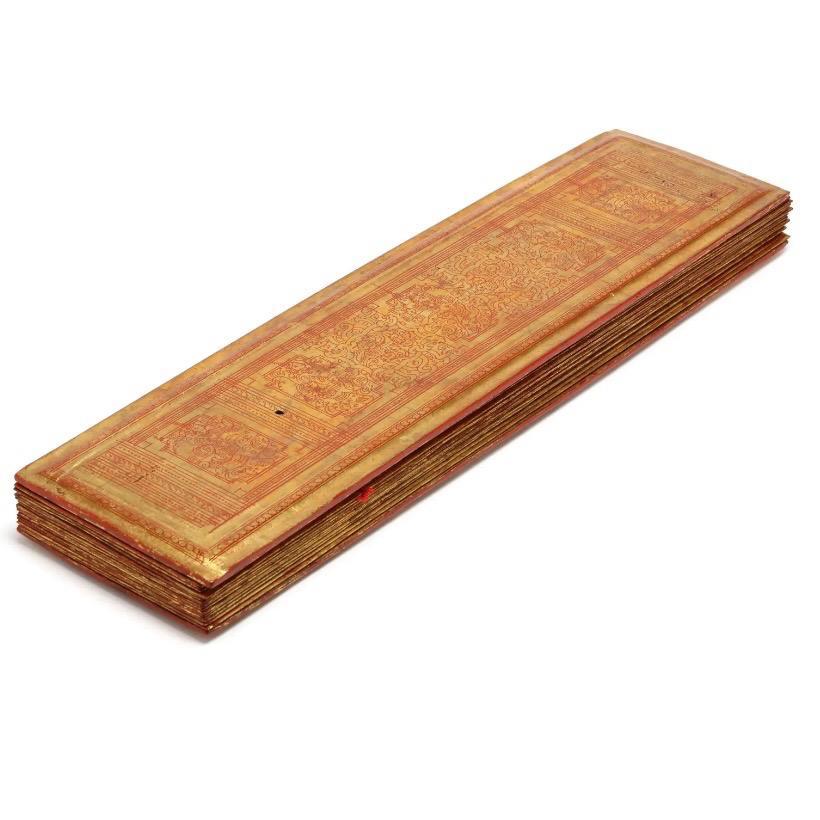 Antike birmanische, vergoldete, lackierte Kammavaca-Handschrift, bestehend aus 2 lackierten Holzdeckeln und 16 doppelseitigen Blättern aus lackiertem Stoff in Rot und Schwarz mit Blattgold. Dieses Kammacava-Manuskript ist  verziert mit dick