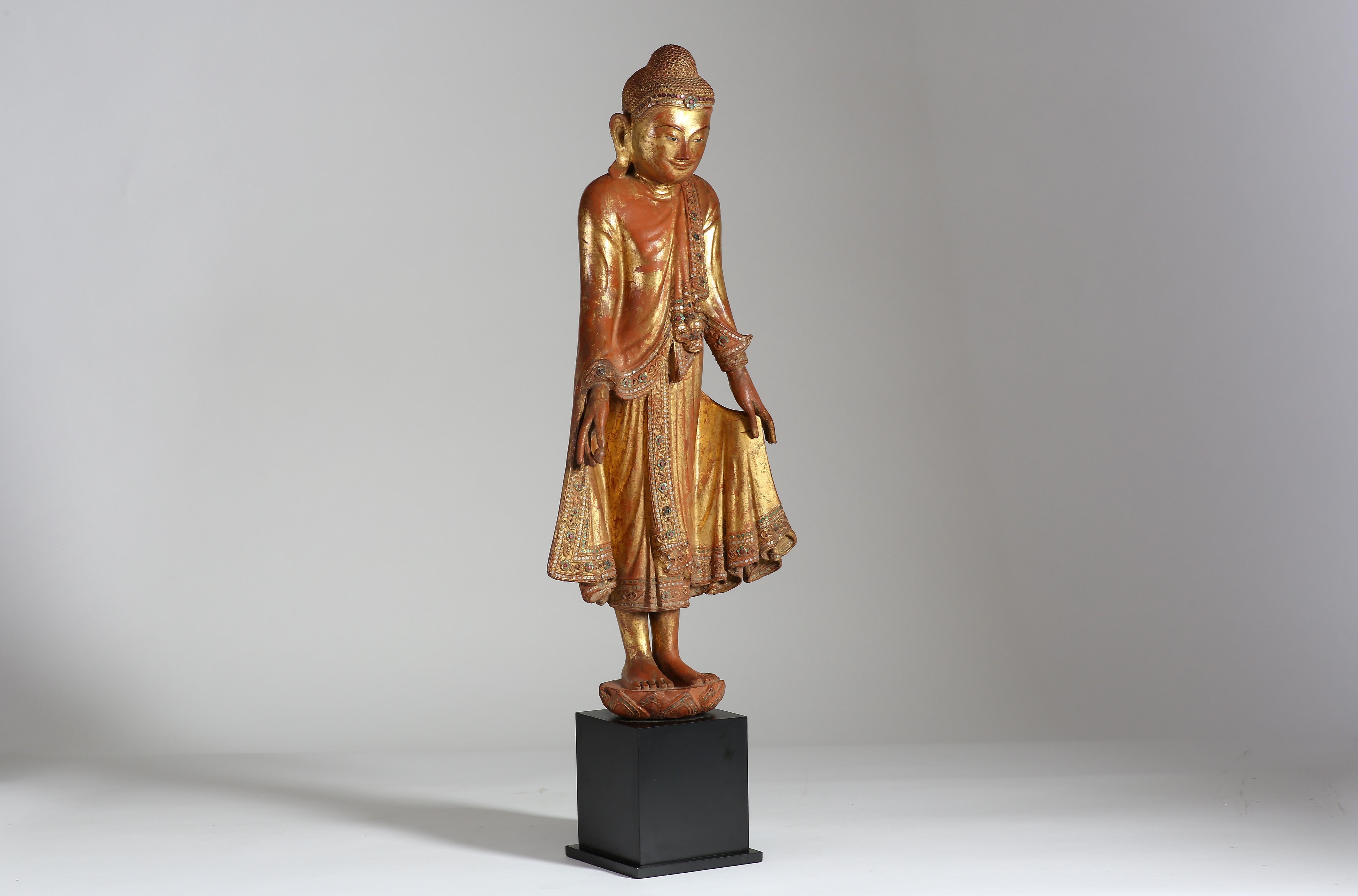 Antico Buddha in piedi dorato birmano, Mandalay, XIX secolo In condizioni buone in vendita a 10 Chater Road, HK