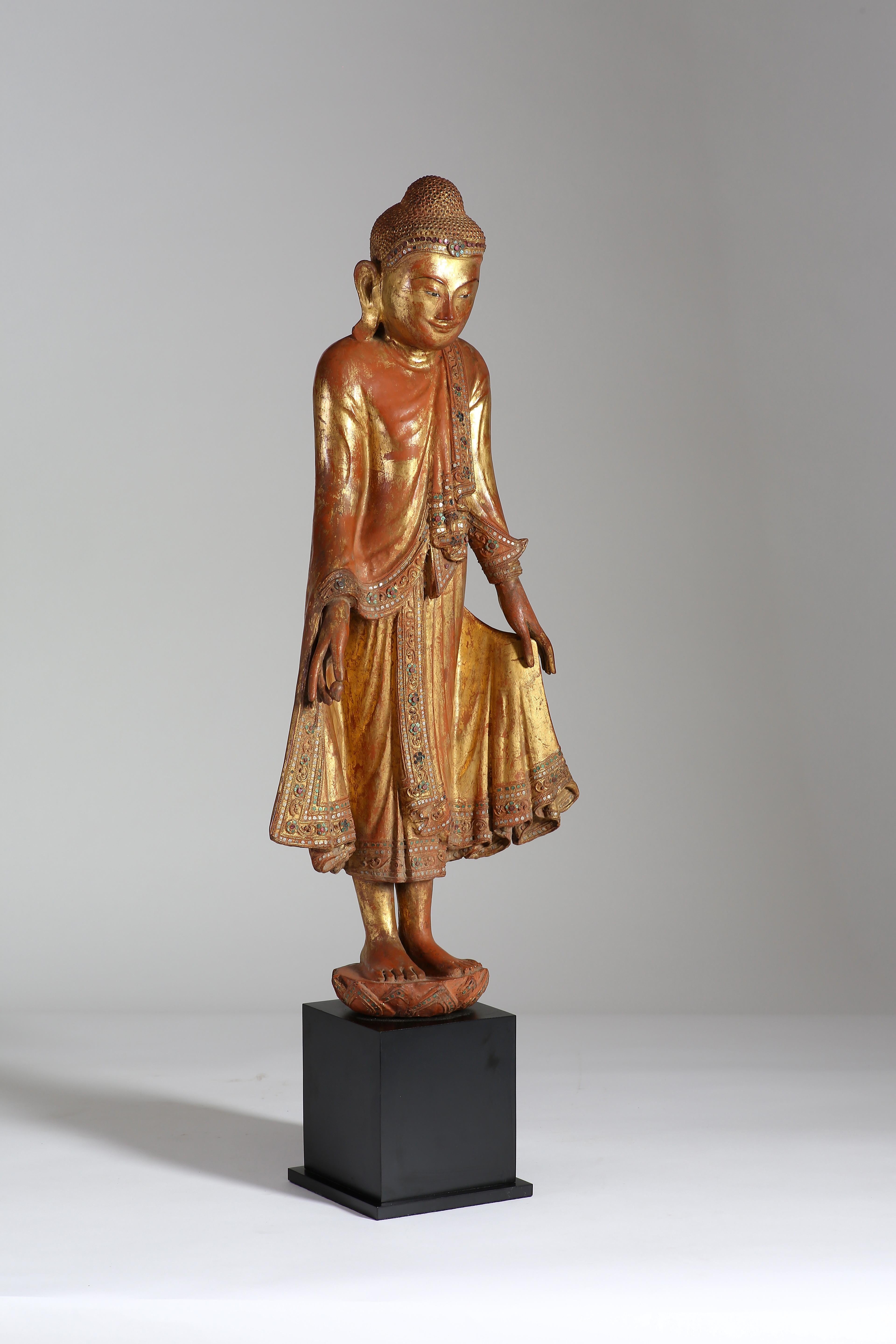 Legno dorato Antico Buddha in piedi dorato birmano, Mandalay, XIX secolo in vendita