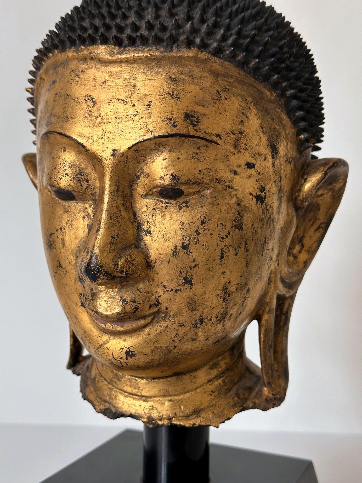 Escultura antigua birmana de madera dorada con cabeza de Buda sobre peana 3