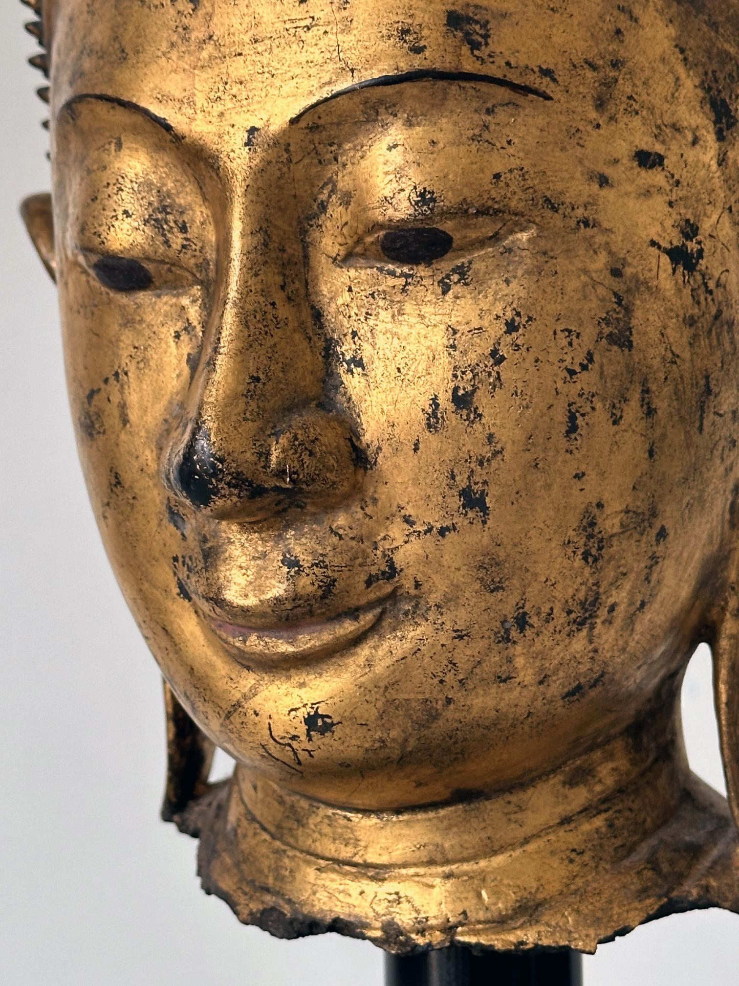 Escultura antigua birmana de madera dorada con cabeza de Buda sobre peana 4