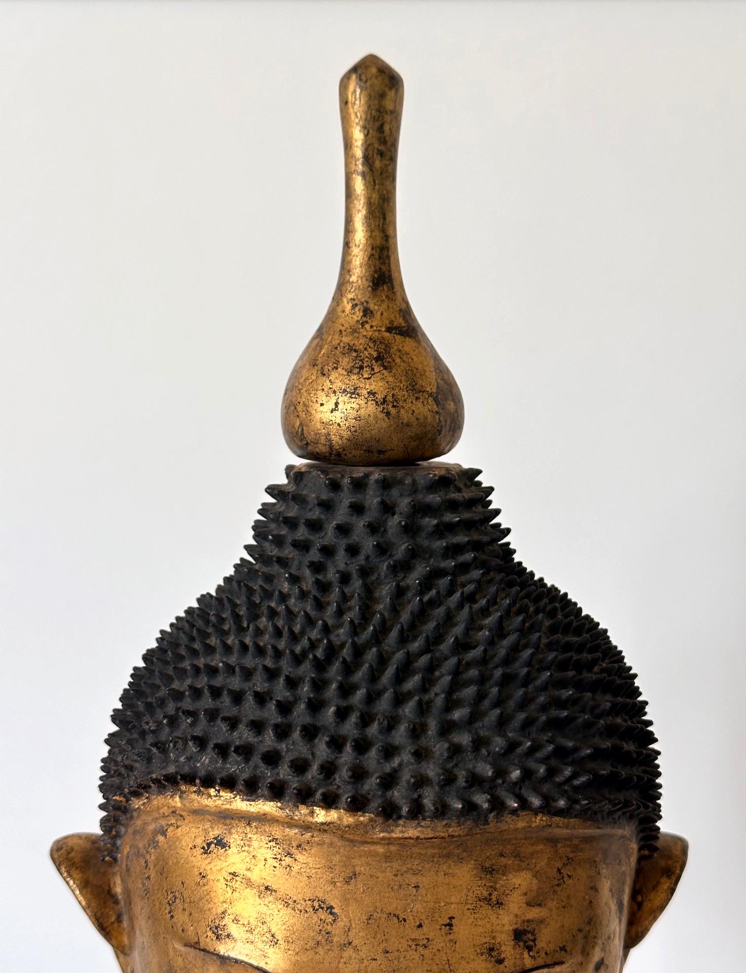 Escultura antigua birmana de madera dorada con cabeza de Buda sobre peana 5