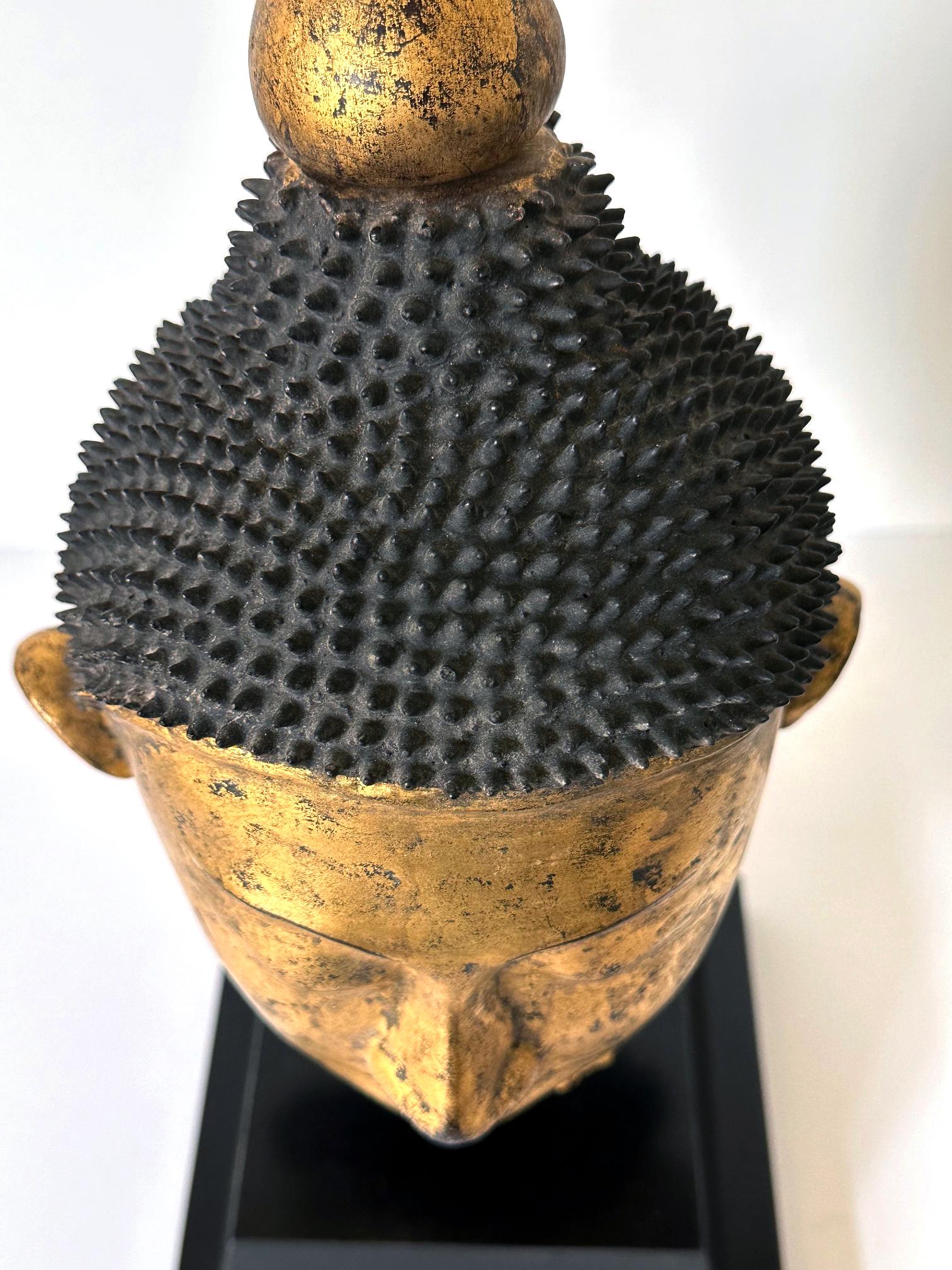 Escultura antigua birmana de madera dorada con cabeza de Buda sobre peana 6