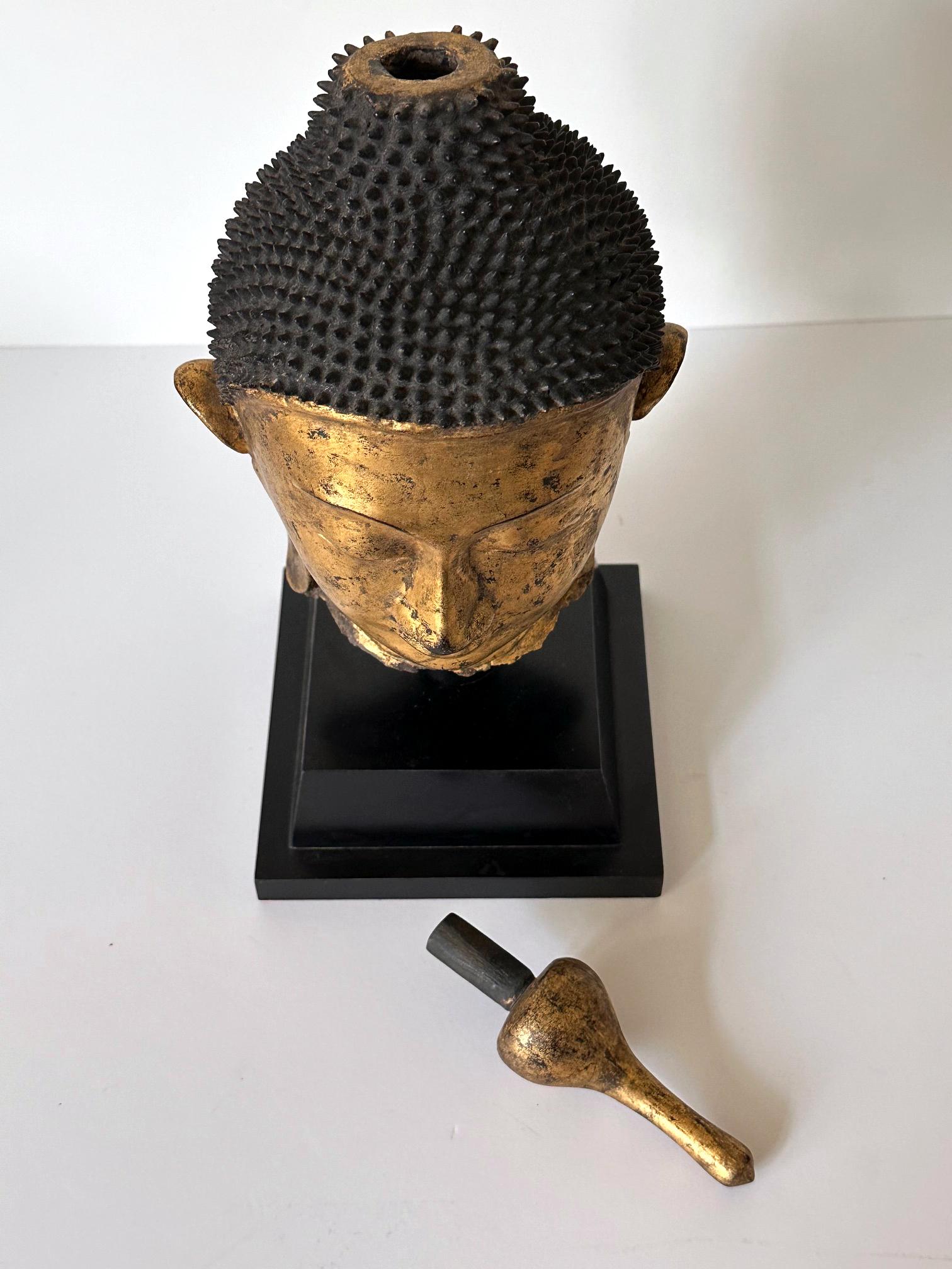 Escultura antigua birmana de madera dorada con cabeza de Buda sobre peana 8