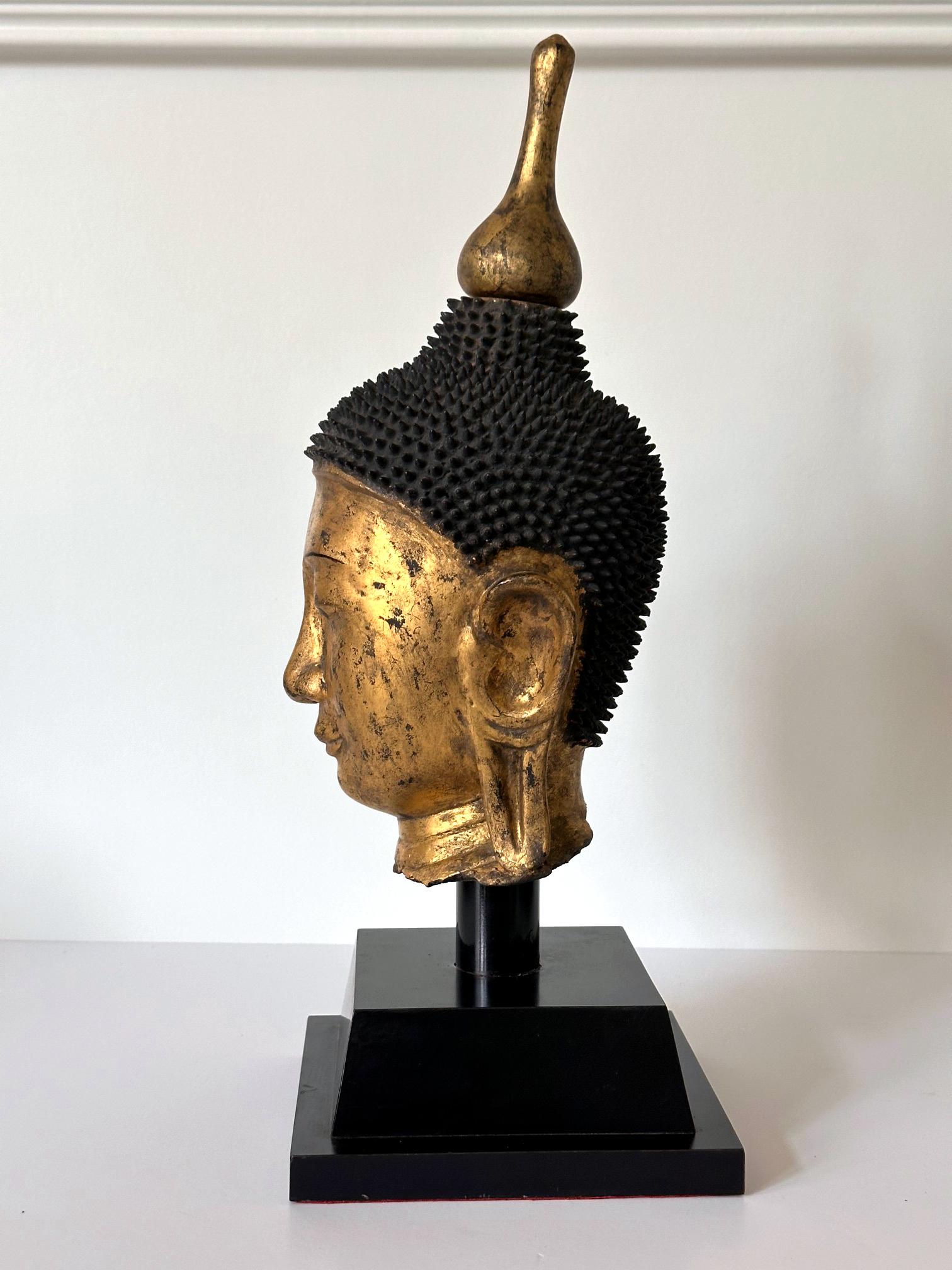 Escultura antigua birmana de madera dorada con cabeza de Buda sobre peana Arcaizante