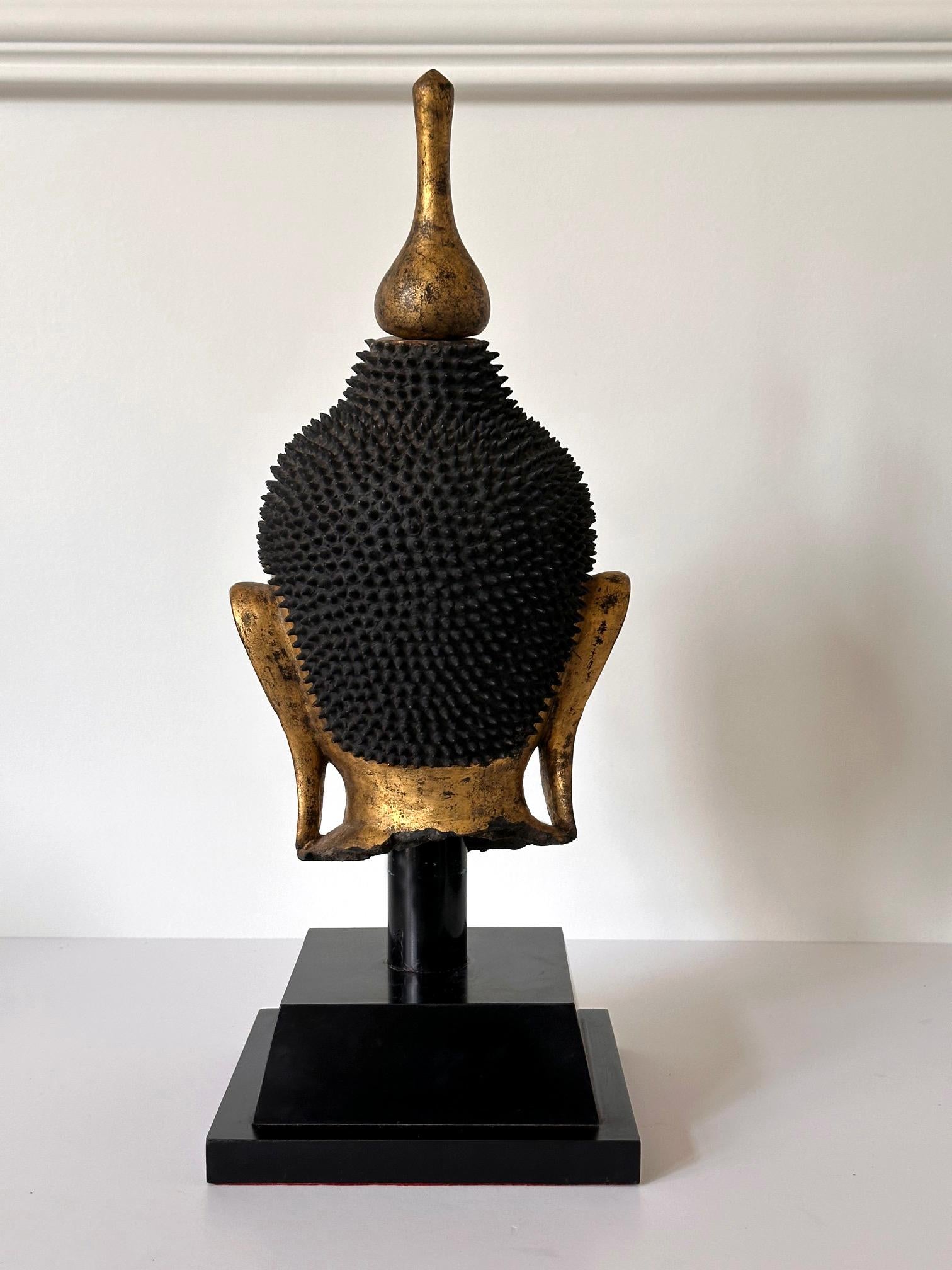 Escultura antigua birmana de madera dorada con cabeza de Buda sobre peana Birmano