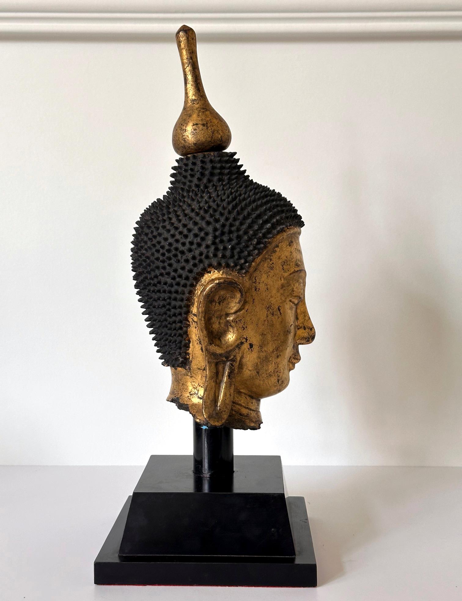 Escultura antigua birmana de madera dorada con cabeza de Buda sobre peana en Bueno Estado en Atlanta, GA