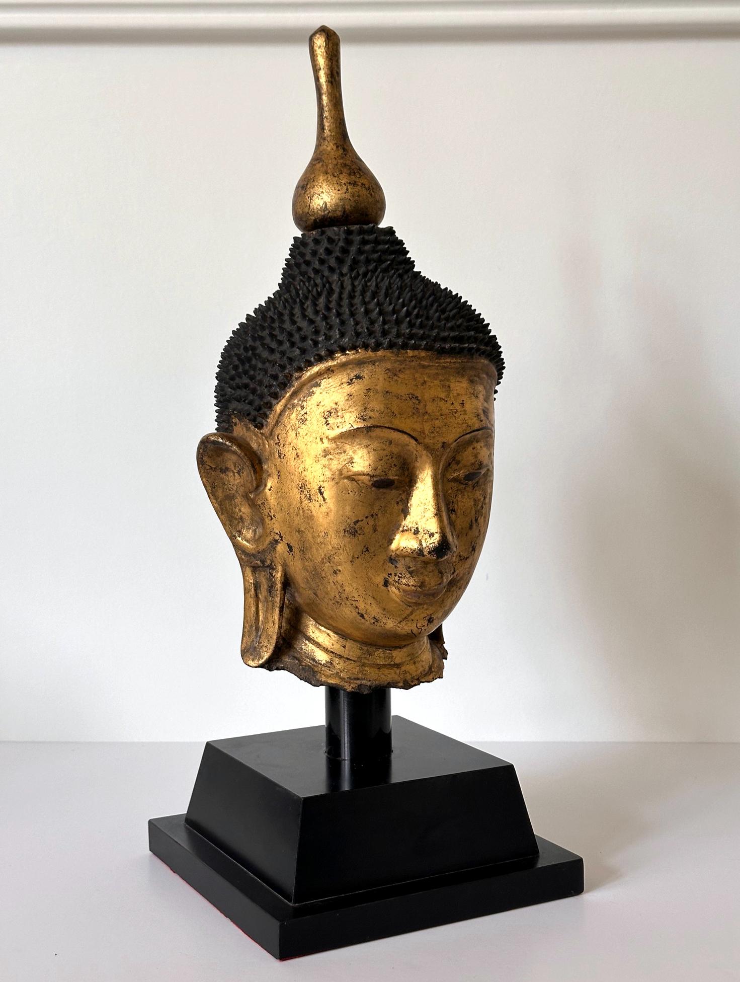 Escultura antigua birmana de madera dorada con cabeza de Buda sobre peana siglo XIX