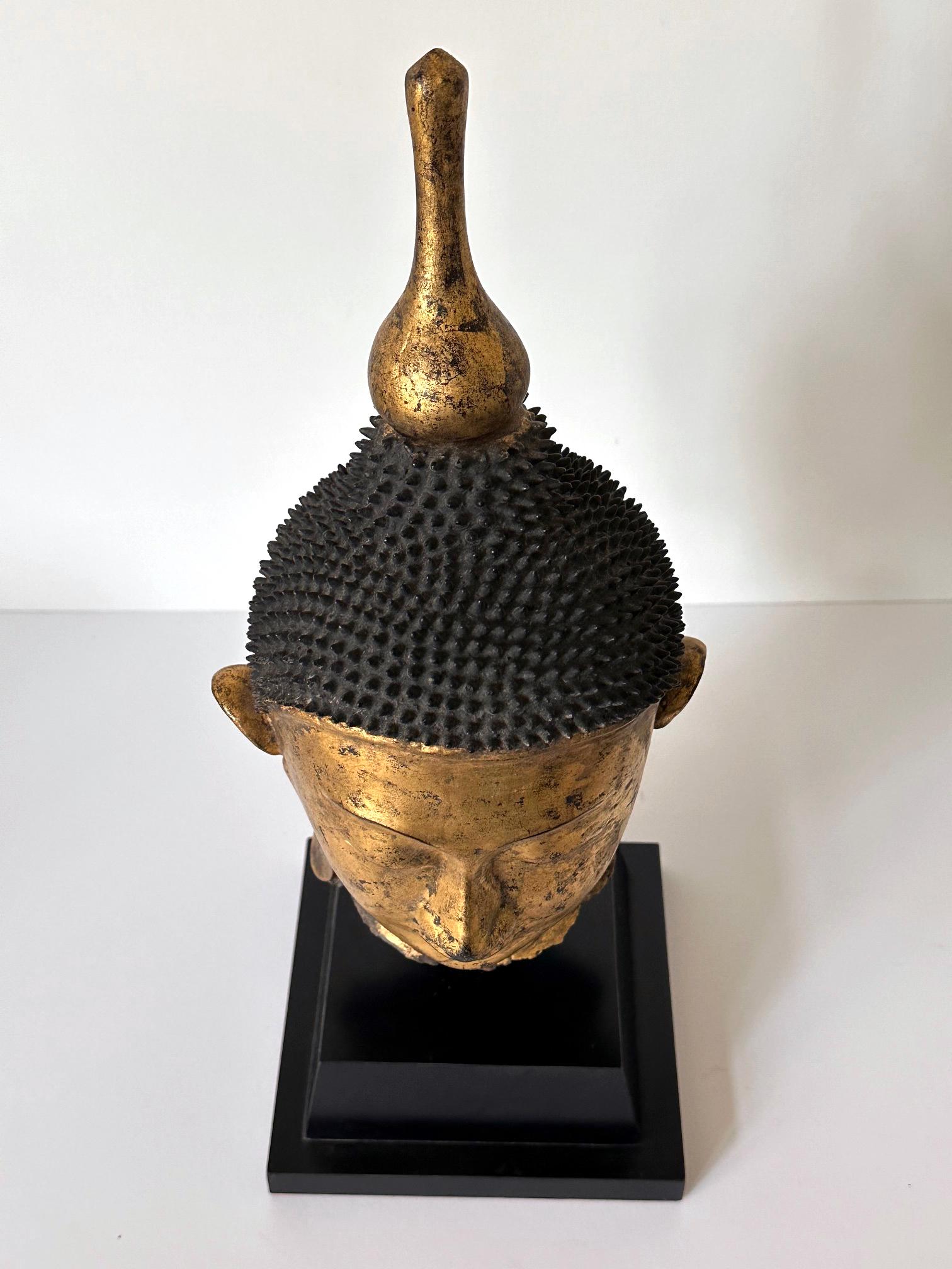 Escultura antigua birmana de madera dorada con cabeza de Buda sobre peana Madera