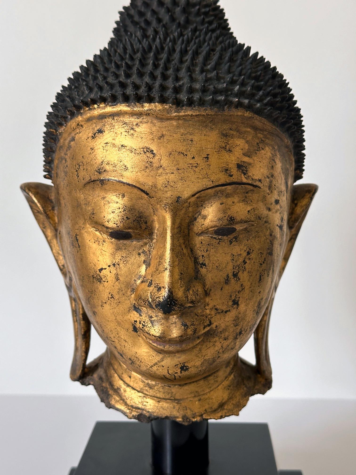 Escultura antigua birmana de madera dorada con cabeza de Buda sobre peana 1