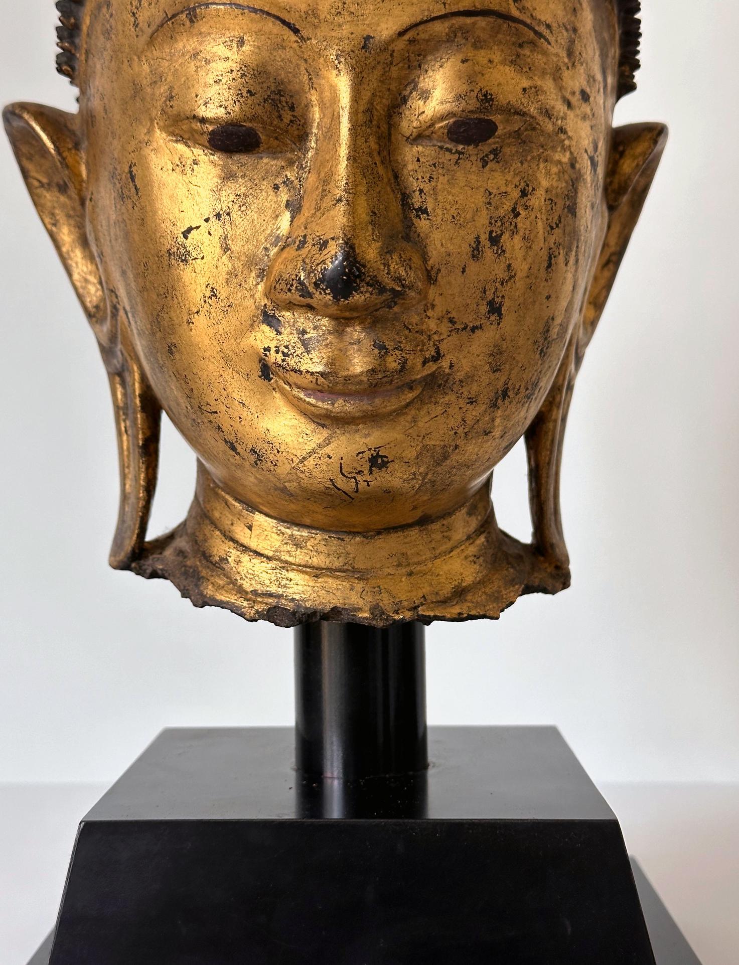 Escultura antigua birmana de madera dorada con cabeza de Buda sobre peana 2