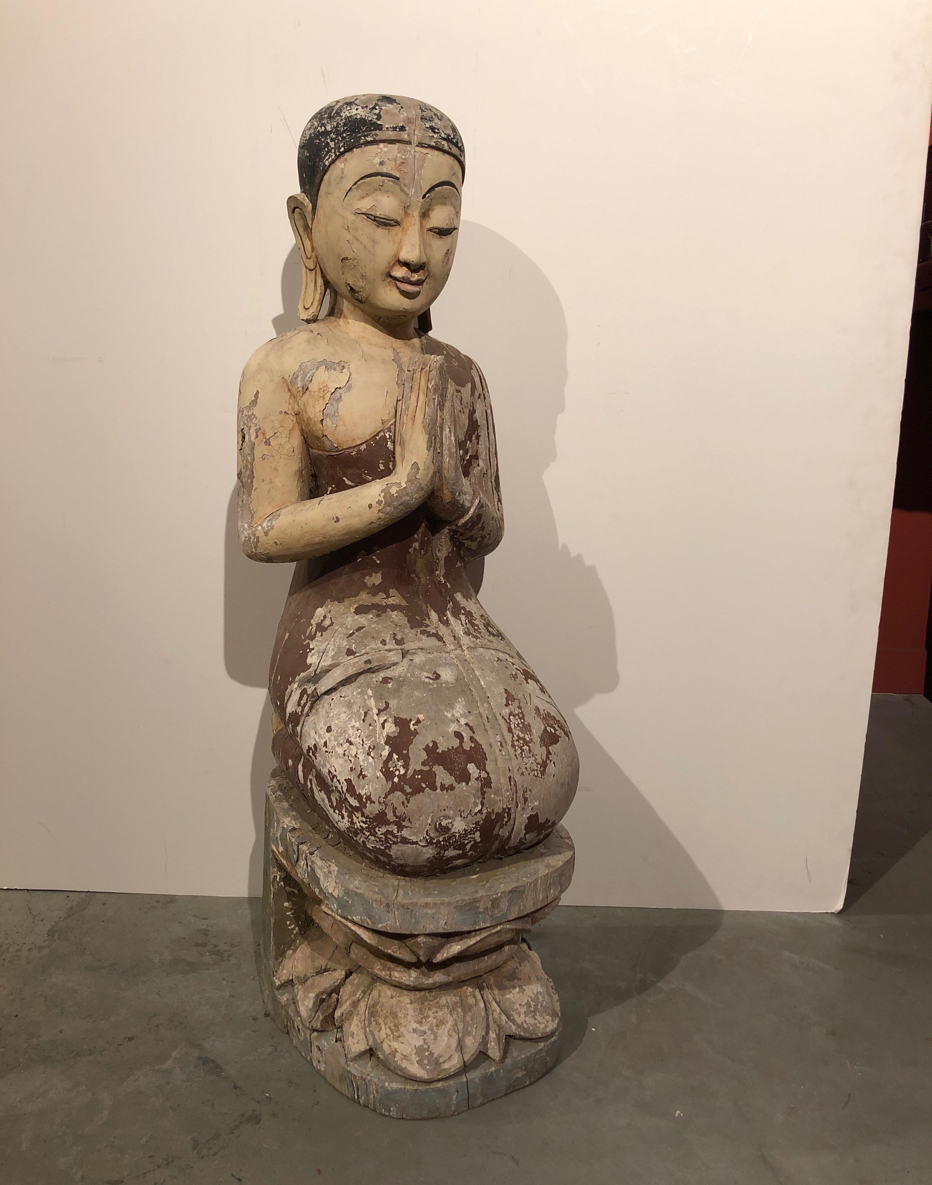 Antica scultura birmana di monaco inginocchiato con vernice originale in vendita 4