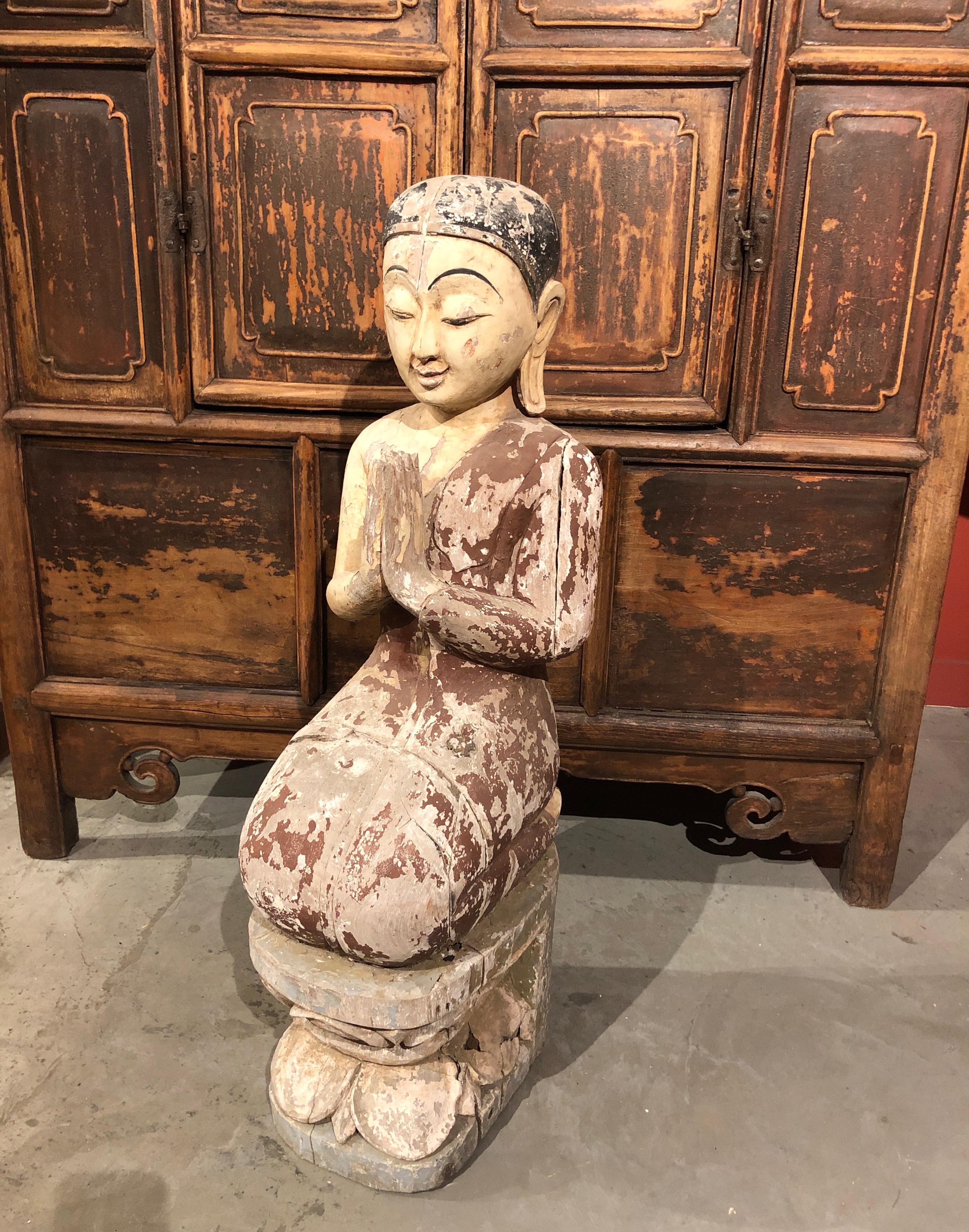 Antica scultura birmana di monaco inginocchiato con vernice originale in vendita 6