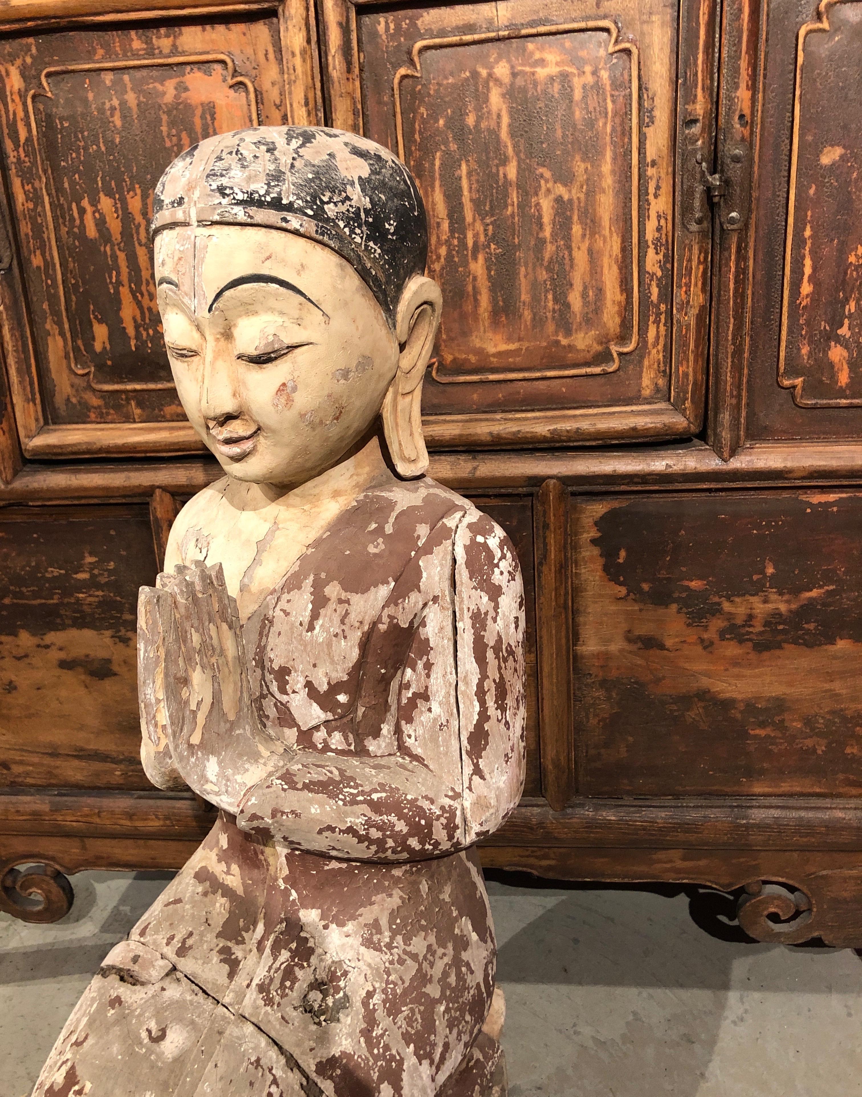 Antica scultura birmana di monaco inginocchiato con vernice originale in vendita 7