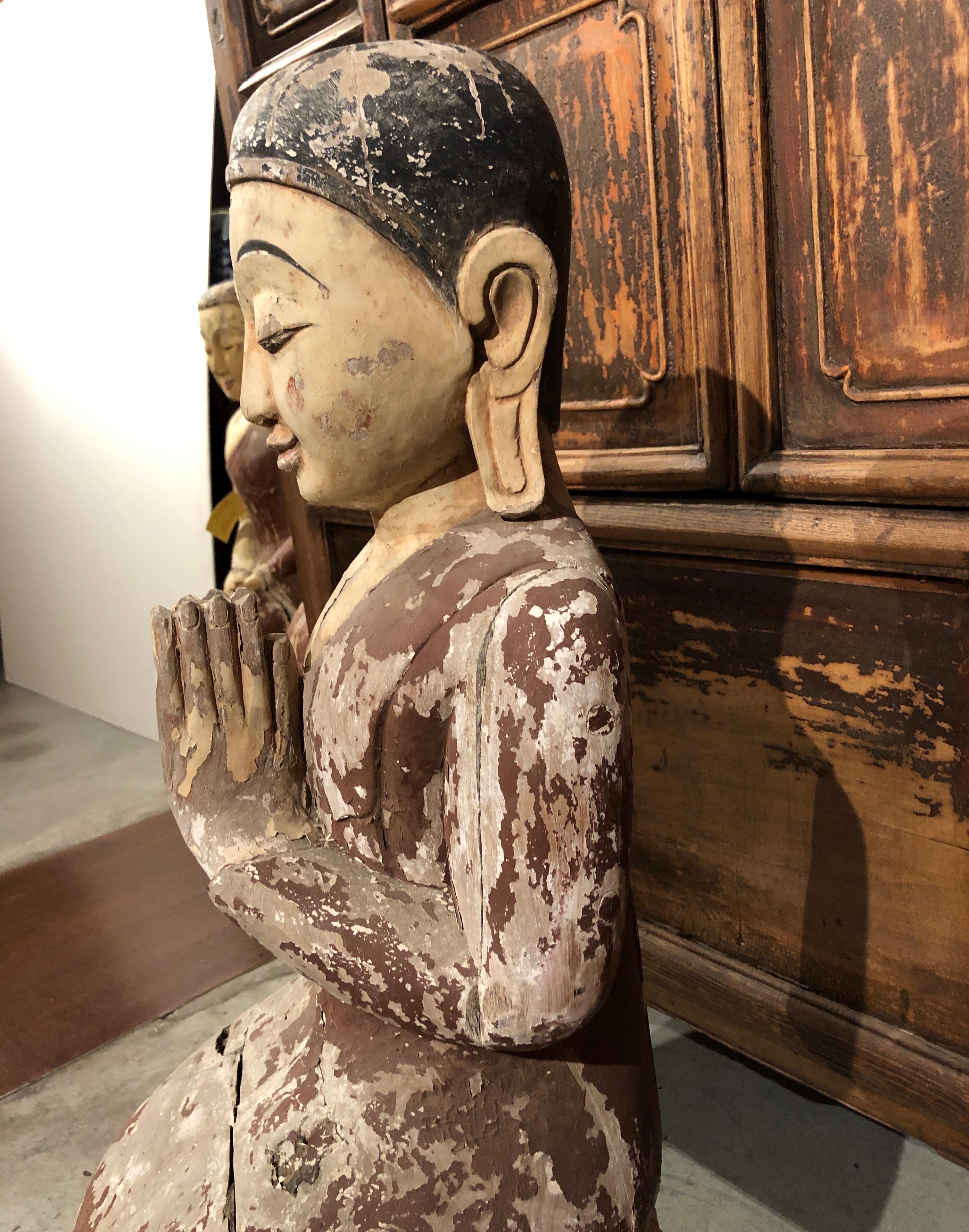 Antica scultura birmana di monaco inginocchiato con vernice originale in vendita 9
