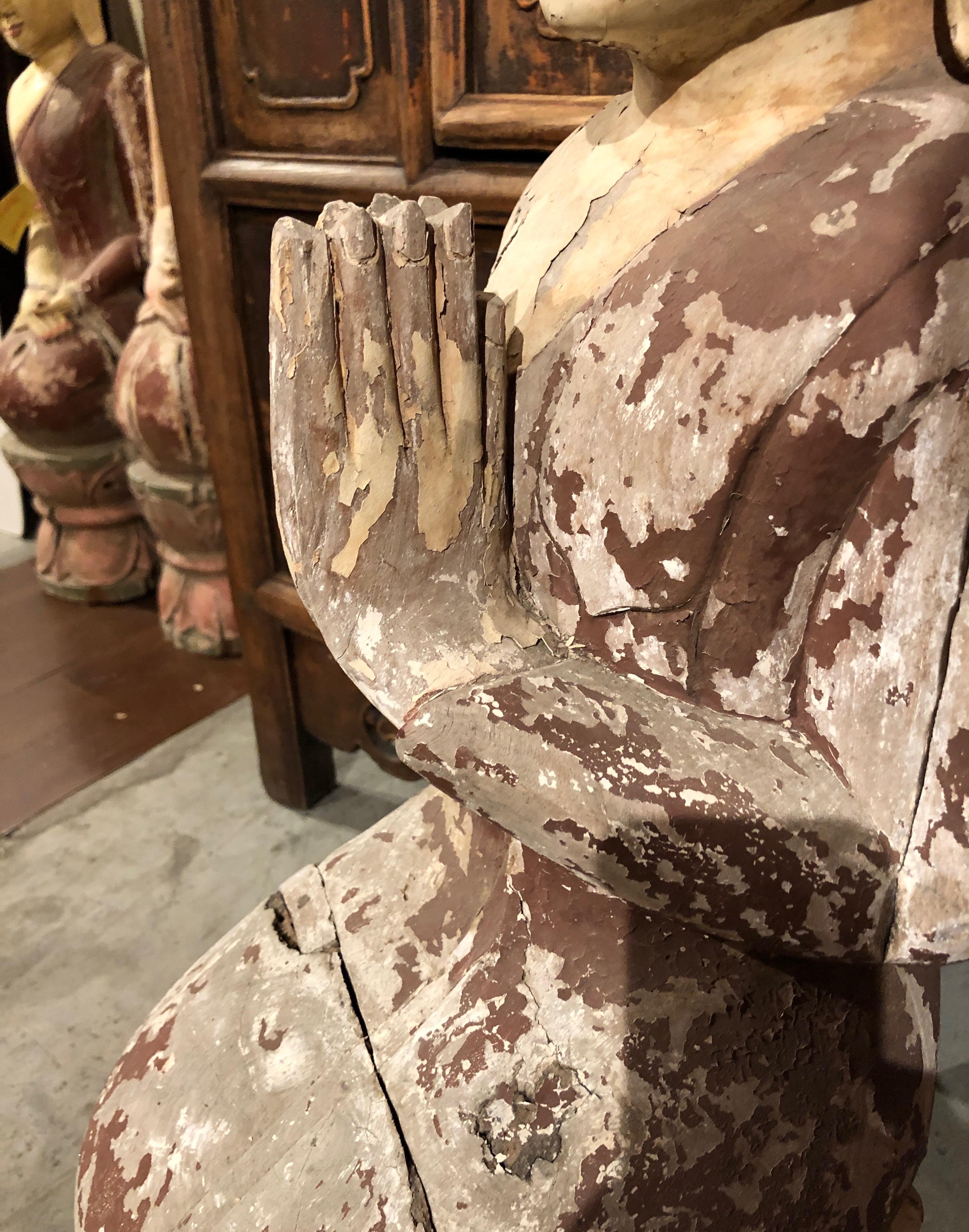 Antica scultura birmana di monaco inginocchiato con vernice originale in vendita 10
