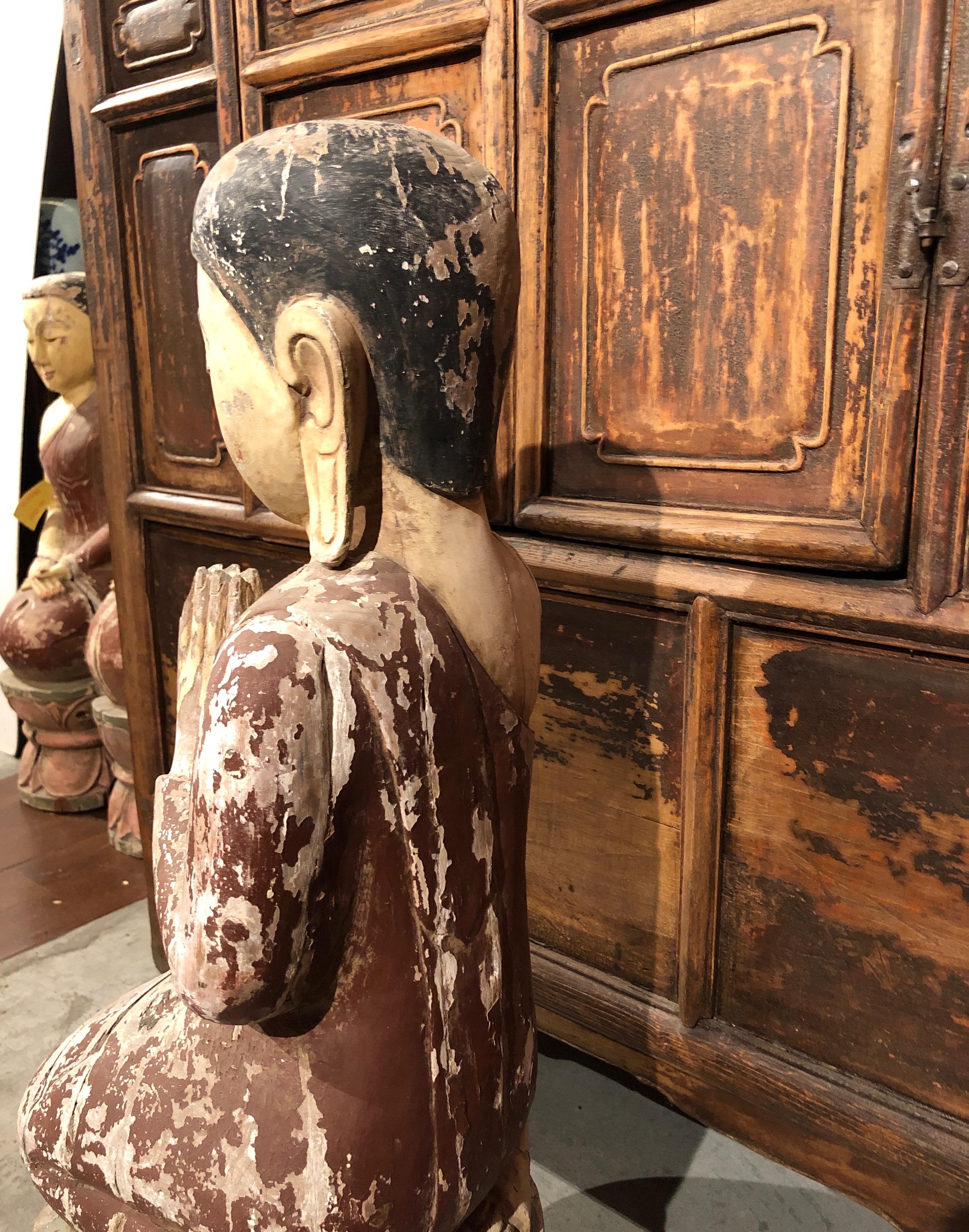 Antica scultura birmana di monaco inginocchiato con vernice originale in vendita 12