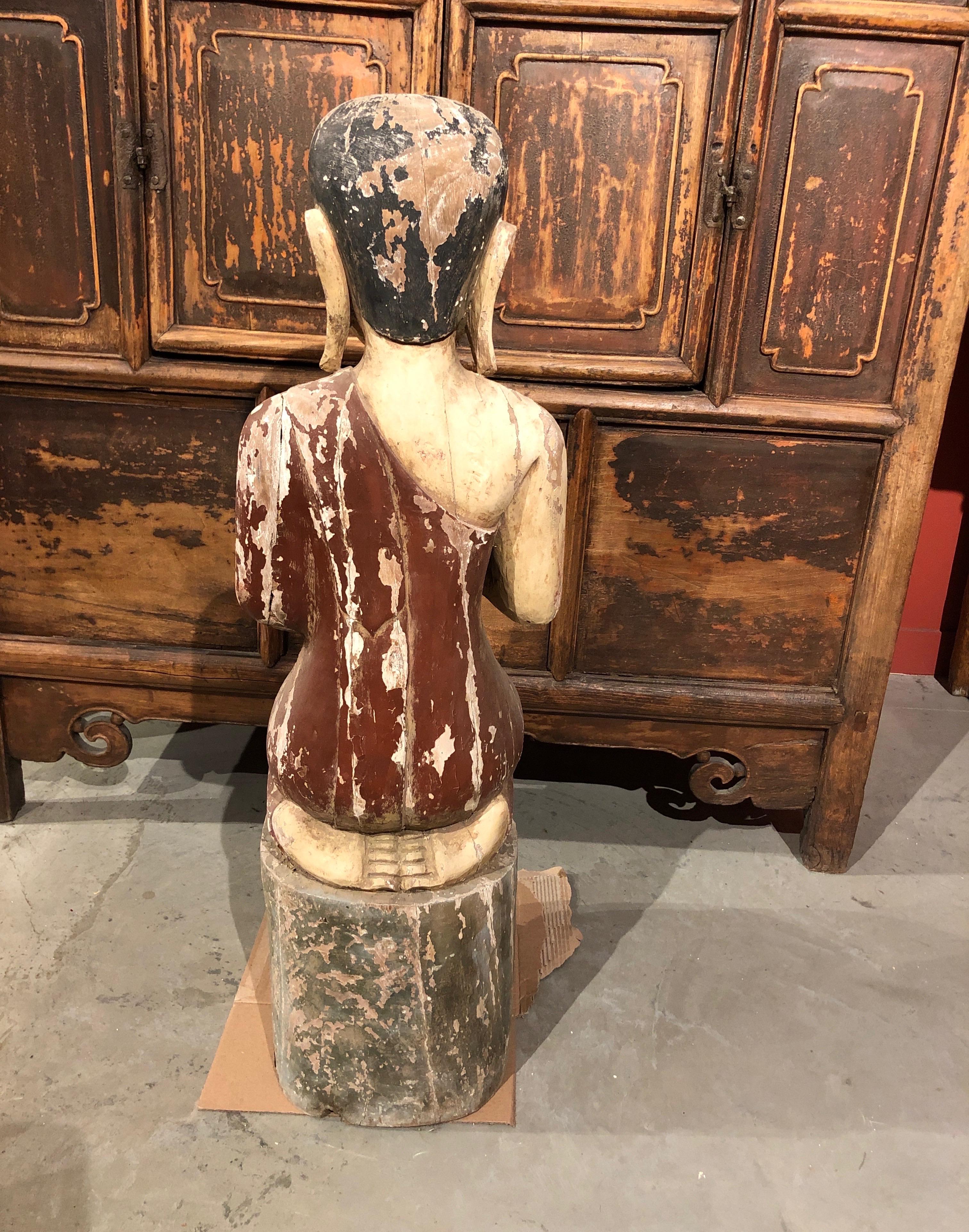 Antica scultura birmana di monaco inginocchiato con vernice originale in vendita 13