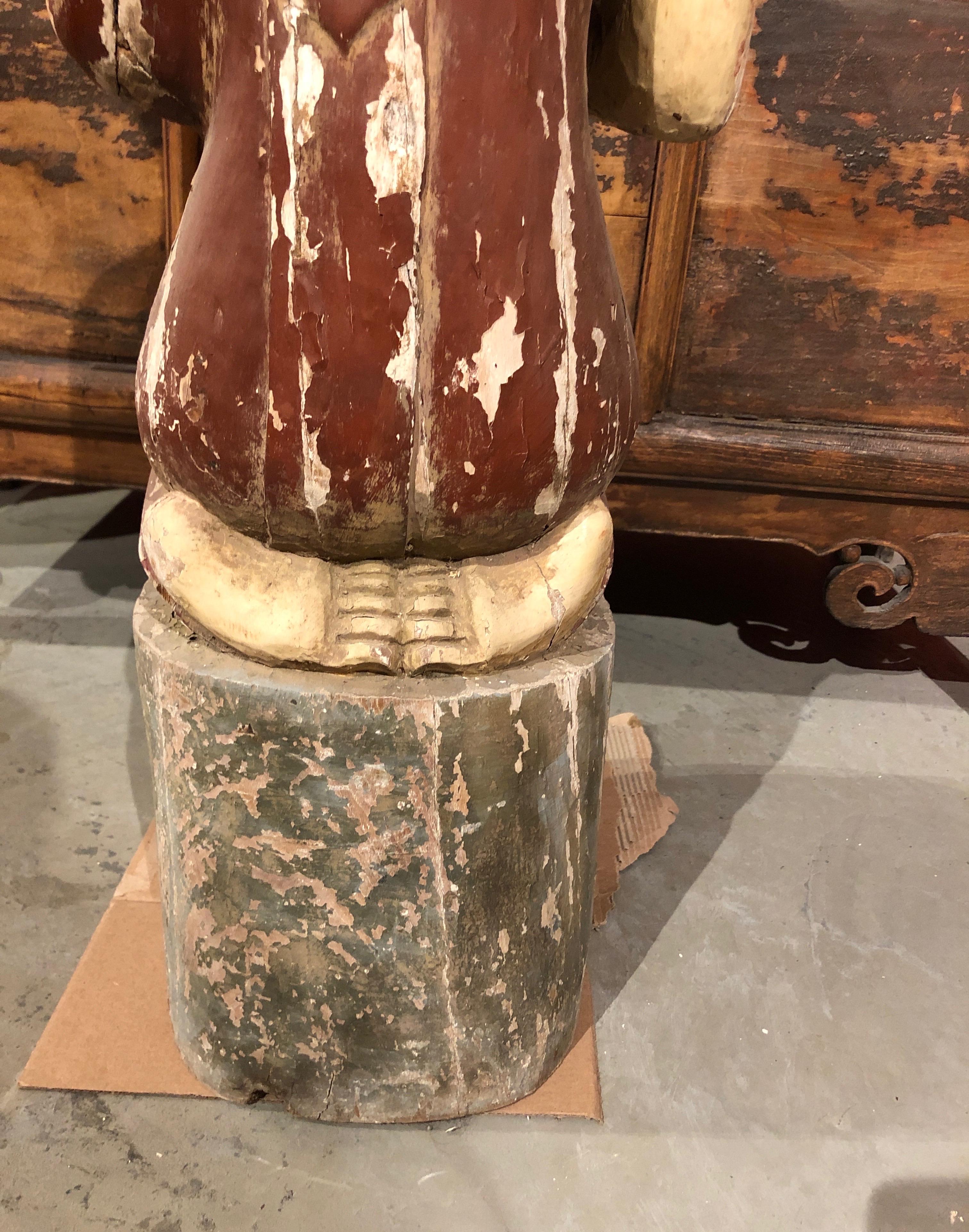 Antica scultura birmana di monaco inginocchiato con vernice originale in vendita 14