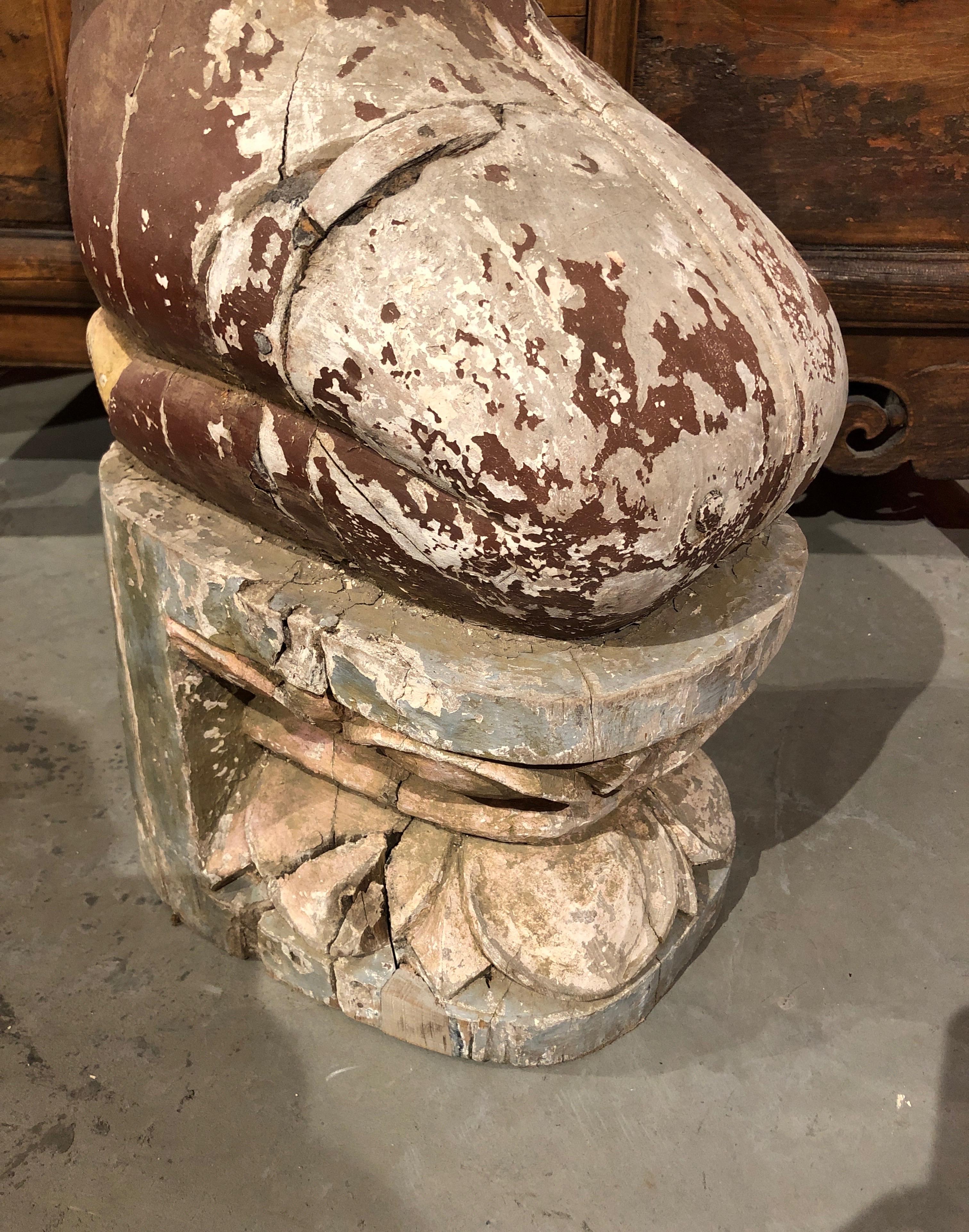 Antica scultura birmana di monaco inginocchiato con vernice originale in vendita 1