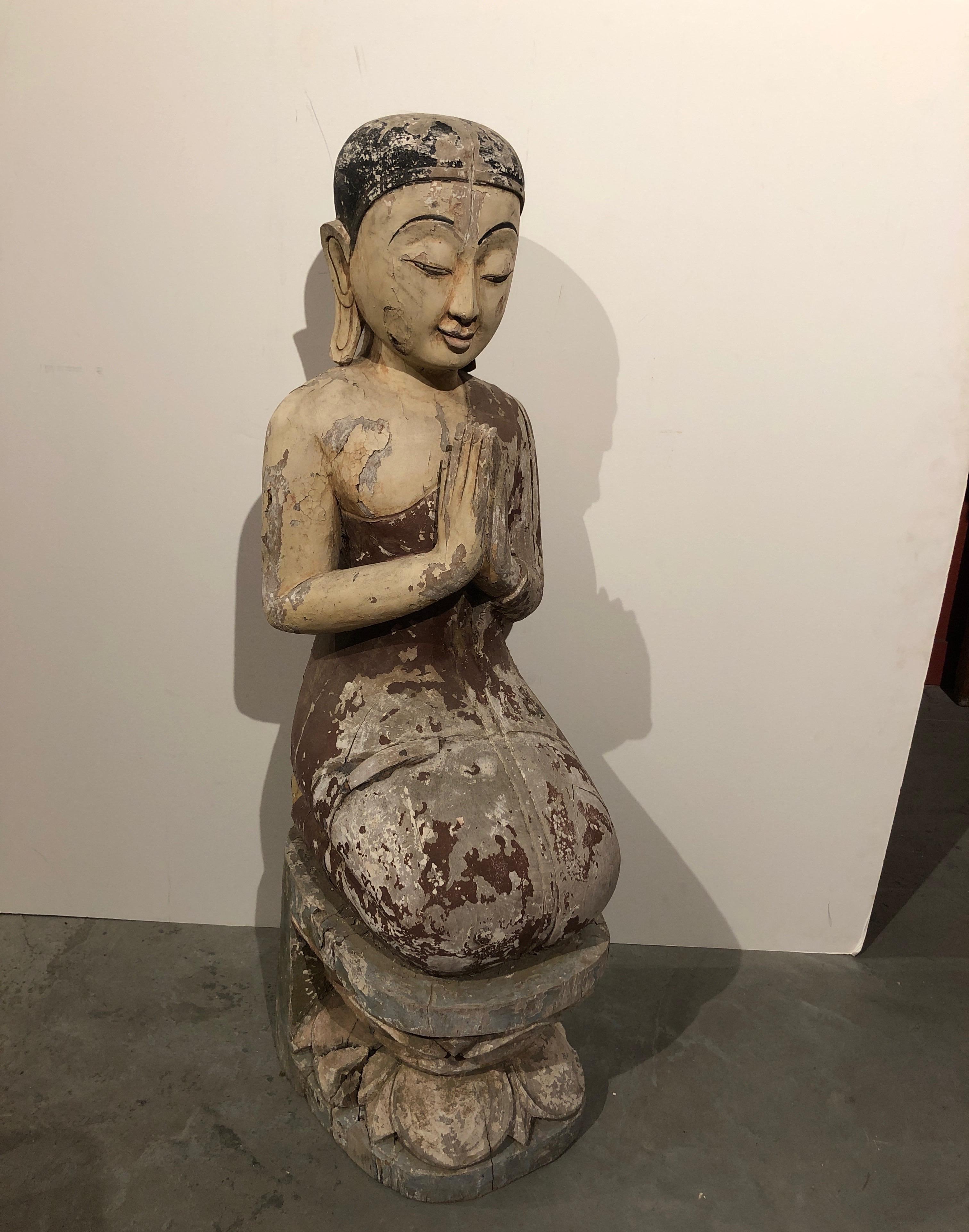 Antica scultura birmana di monaco inginocchiato con vernice originale in vendita 3