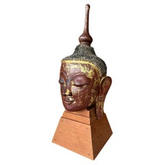 Sculpture ancienne de tête de Bouddha en laque birmane et dorée 
