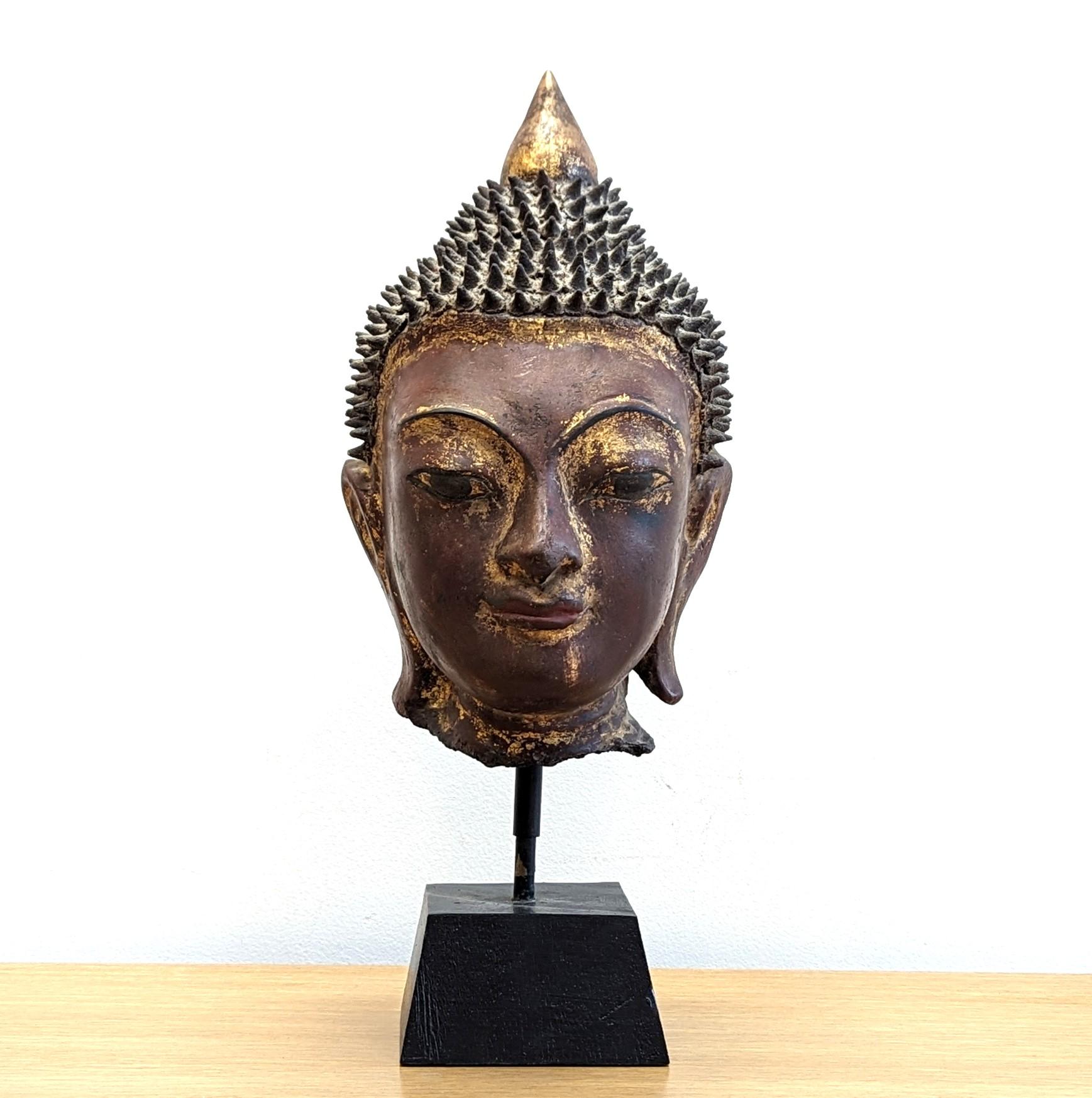 Sculpture de bouddha birmane.  Tête de bouddha en laque sèche, fin XIXe début XXe siècle, période Shan 1315 - 1948, composée de bois, de frêne, de Thayo, de laque sèche et de dorure, montée sur un bloc de bois.  Serein, ce magnifique exemple d'art