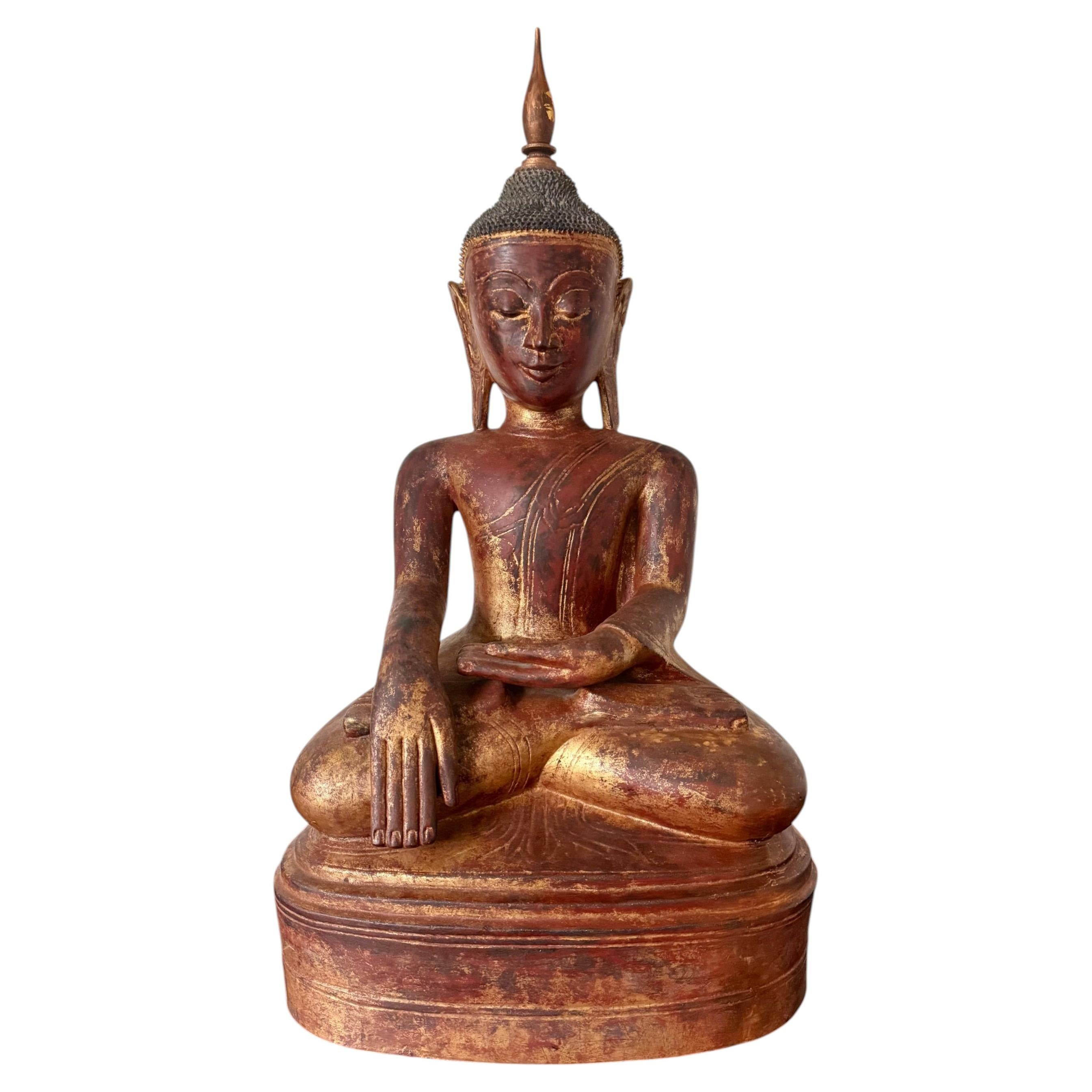 Statue de Bouddha antique birmane en bois laqué, de style Shan