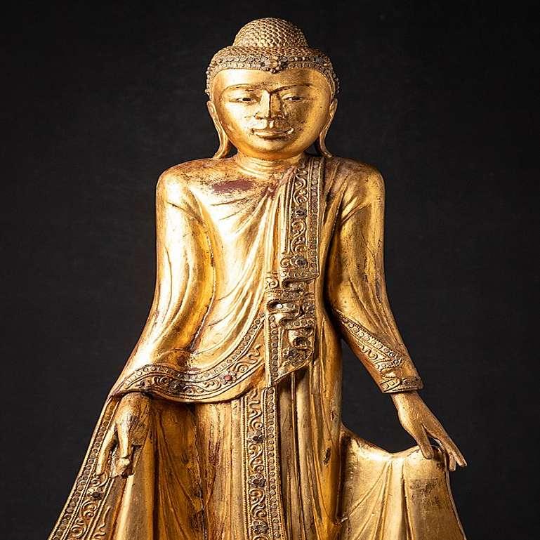 Material: wood
102,5 cm high 
50,5 cm wide and 24 cm deep
Gilded with 24 krt. gold
Mandalay style
Originating from Burma
19th century
With inlayed eyes.
 