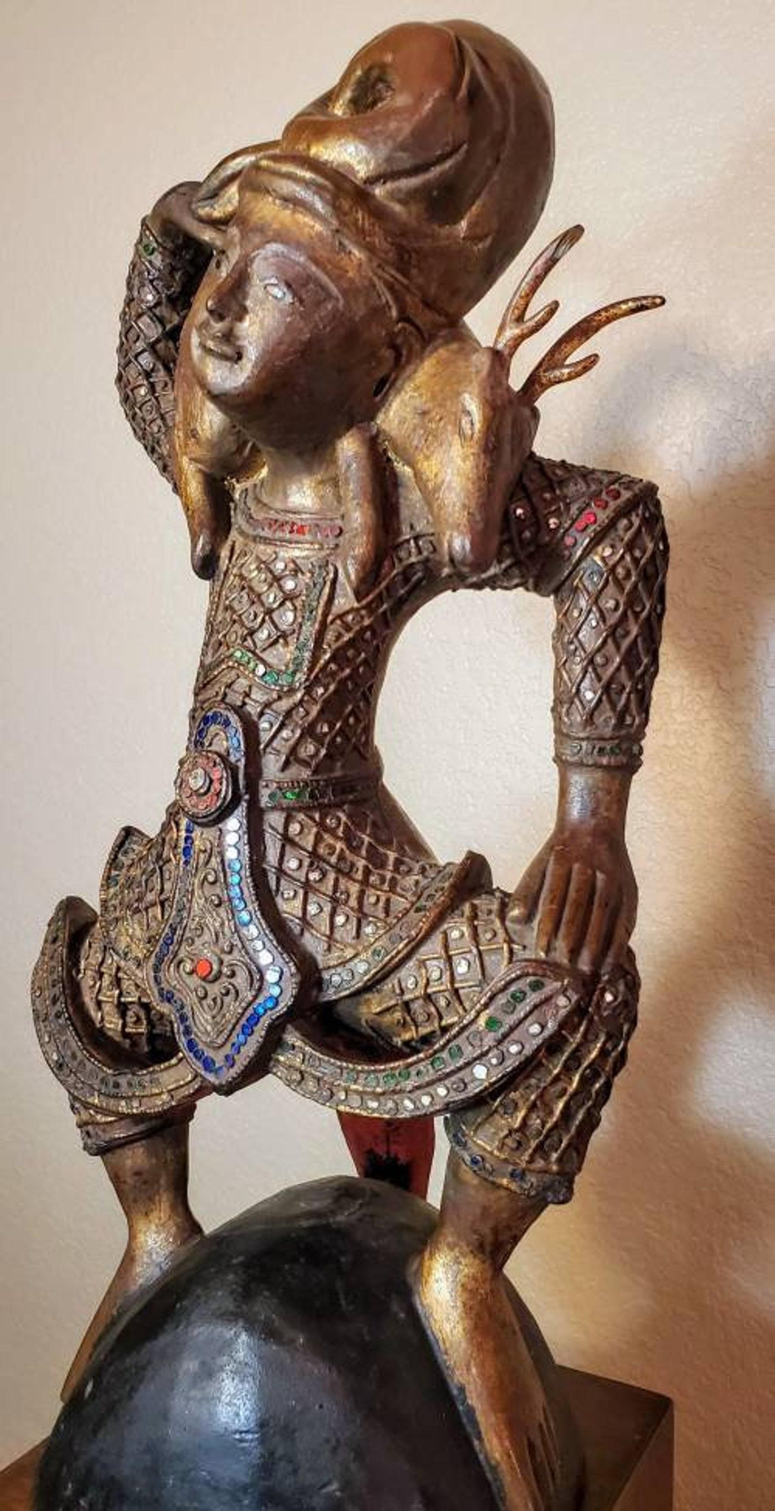 Antike birmanische Mandalay Periode buddhistische Tänzerin Nat Geist Hirsch Figur Skulptur im Zustand „Gut“ im Angebot in Forney, TX