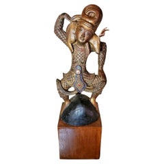 Scultura antica birmana del periodo Mandalay, danzatrice buddista NAT, spirito cervo