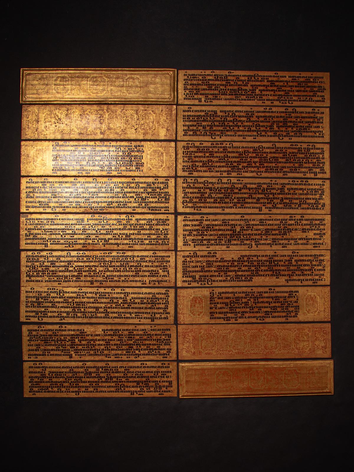 Ce manuscrit Kammavaca birman ancien est un texte dévotionnel rare et exquis datant du XIXe siècle, fabriqué à partir de feuilles de palmier laquées et richement dorées à l'or 24 carats. Mesurant 3,5 cm de haut, 61,4 cm de large et 14 cm de