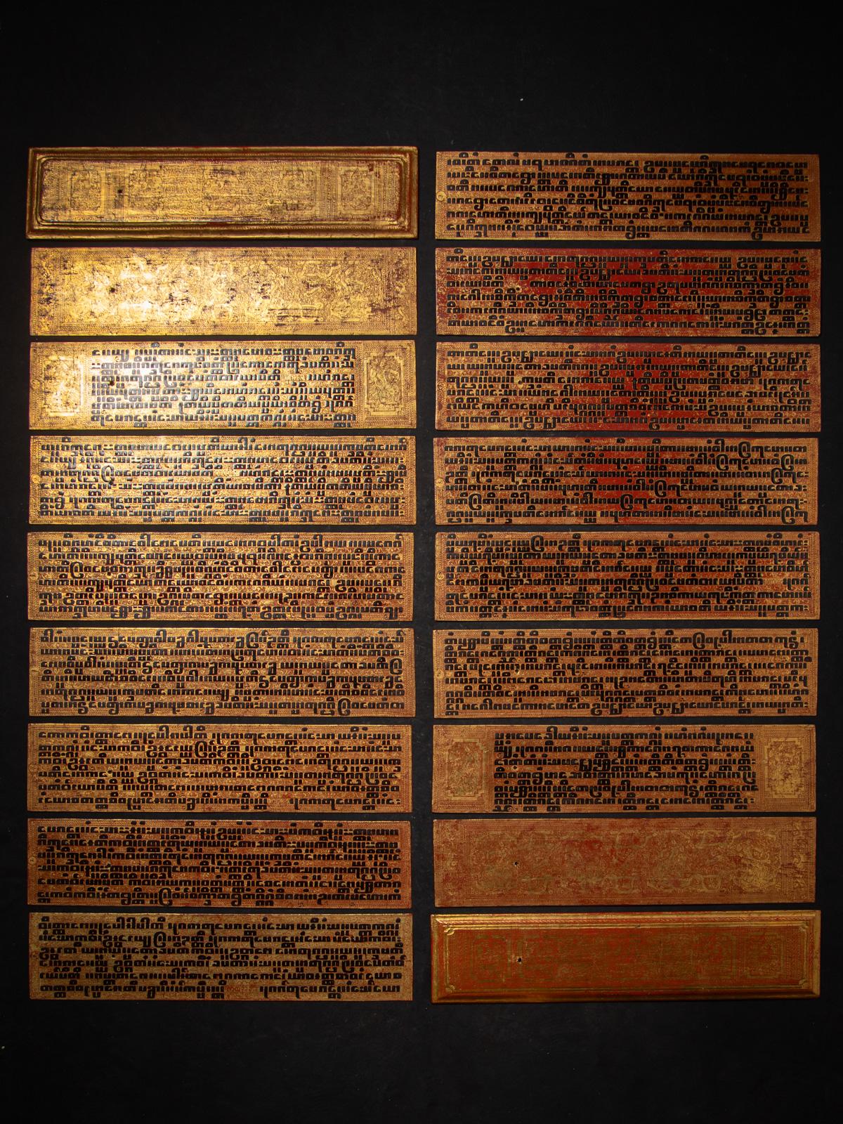 Ce manuscrit birman antique - livre Kammavaca - est un objet rare et exquis du XIXe siècle provenant de Birmanie (Myanmar). Fabriqué à partir de feuilles de palmier laquées et dorées à l'or fin 24 carats, le manuscrit mesure 5,5 cm de haut, 56 cm de