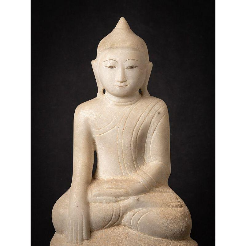 MATERIAL: Marmor.
Maße: 52, 5 cm hoch. 
26 cm breit und 16 cm tief.
Gewicht: 13,60 kg.
Shan (Tai Yai)-Stil.
Bhumisparsha Mudra.
Ursprünglich aus Birma.
18. Jahrhundert.

 