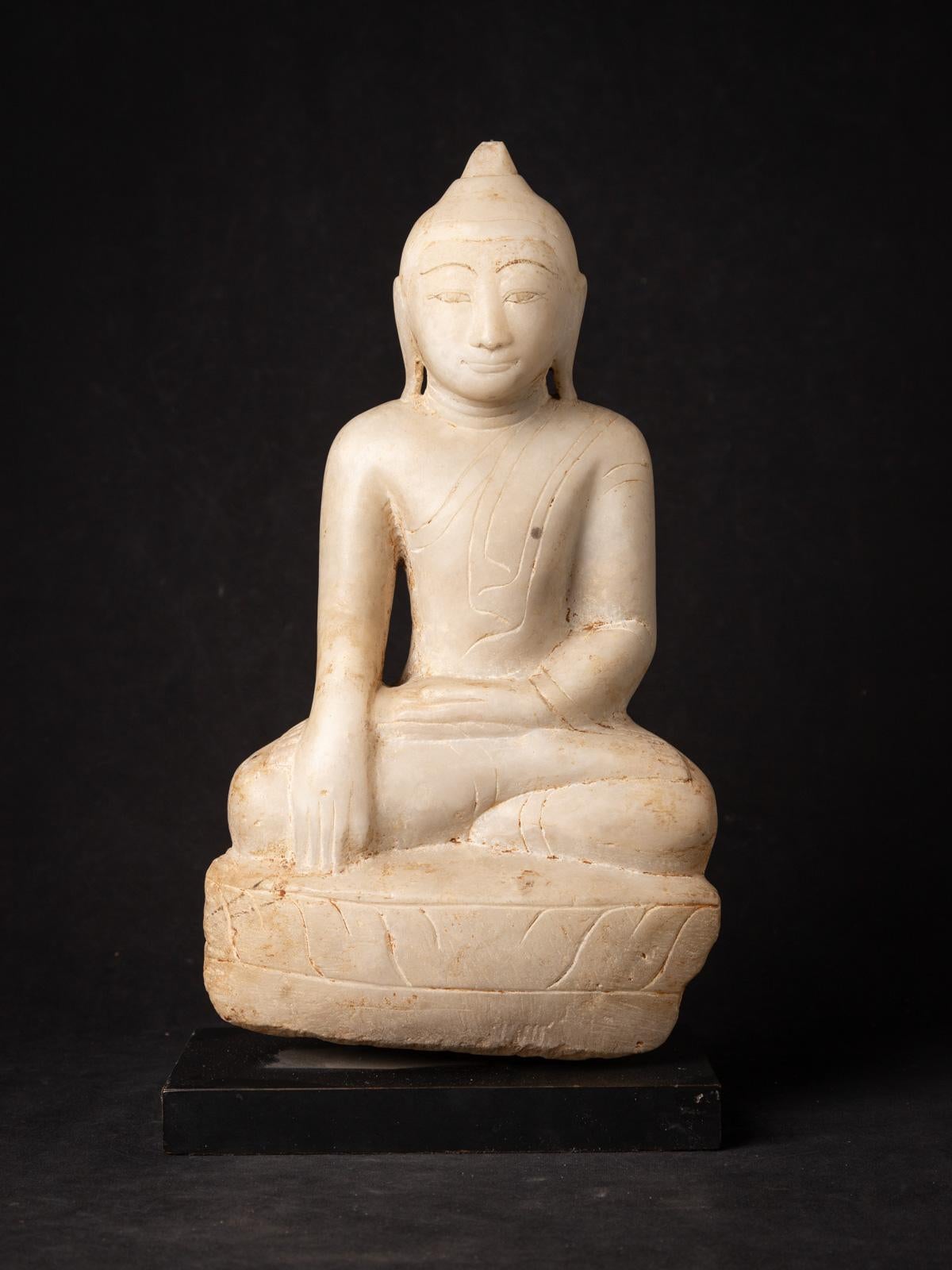 Ce Bouddha Shan antique en marbre birman, originaire du Myanmar, se dresse gracieusement à une hauteur de 42,5 cm, avec une largeur de 23 cm et une profondeur de 14 cm. Fabriquée au XVIIIe siècle, cette pièce délicate reflète le riche héritage