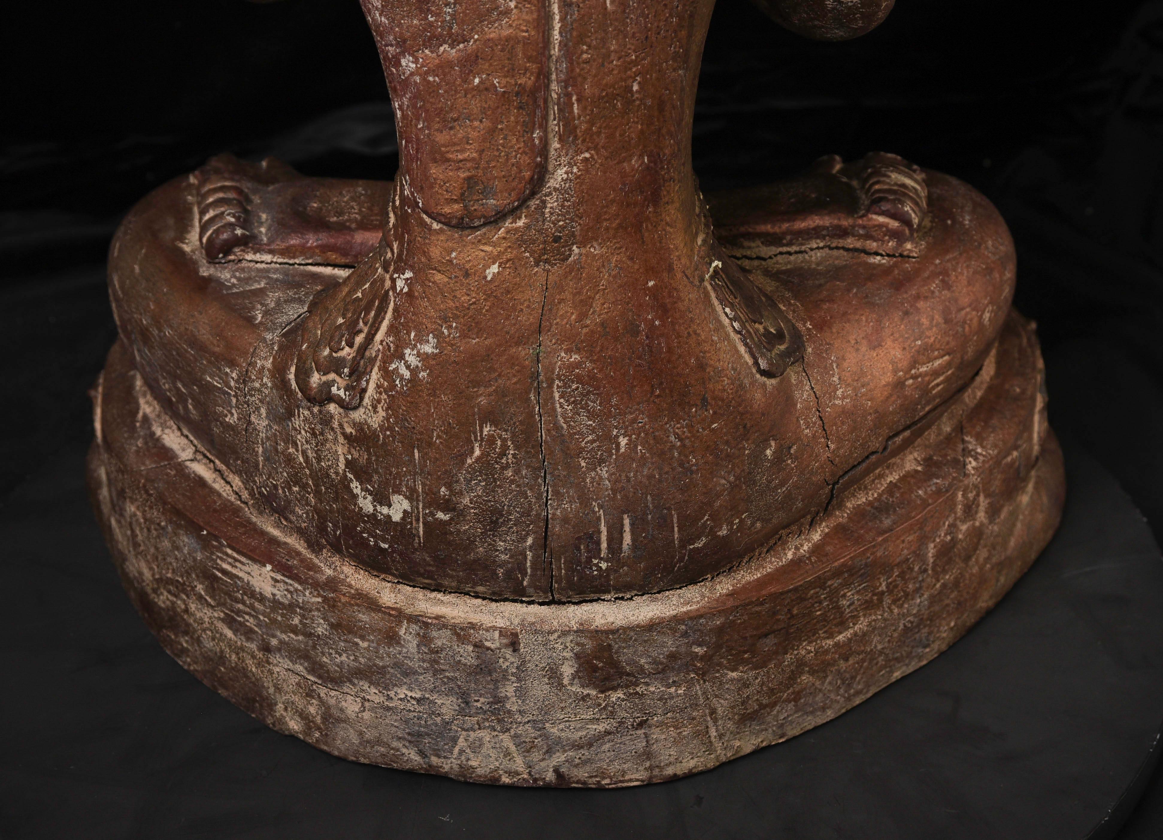 Antiker burmesischer „Jambupati“-Bronze-Buddha im Mon-Stil.  (Holz) im Angebot