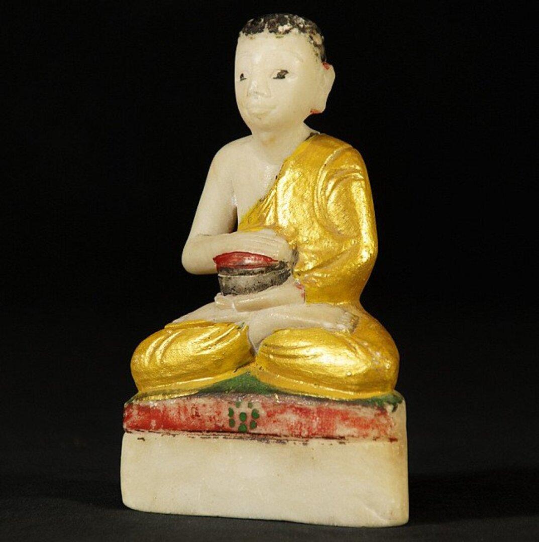 Material: marble
14 cm high 
8,5 cm wide and 4 cm deep
Weight: 0.378 kgs
Originating from Burma
Early 20th century
