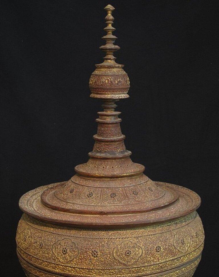 Material: lacquerware.
Measures: 111 cm high.
50 cm diameter.
Made of lacquered bamboo.
Originating from Burma.
19th Century.
Goldplated with 24 krt. gold.
5 Parts.

 