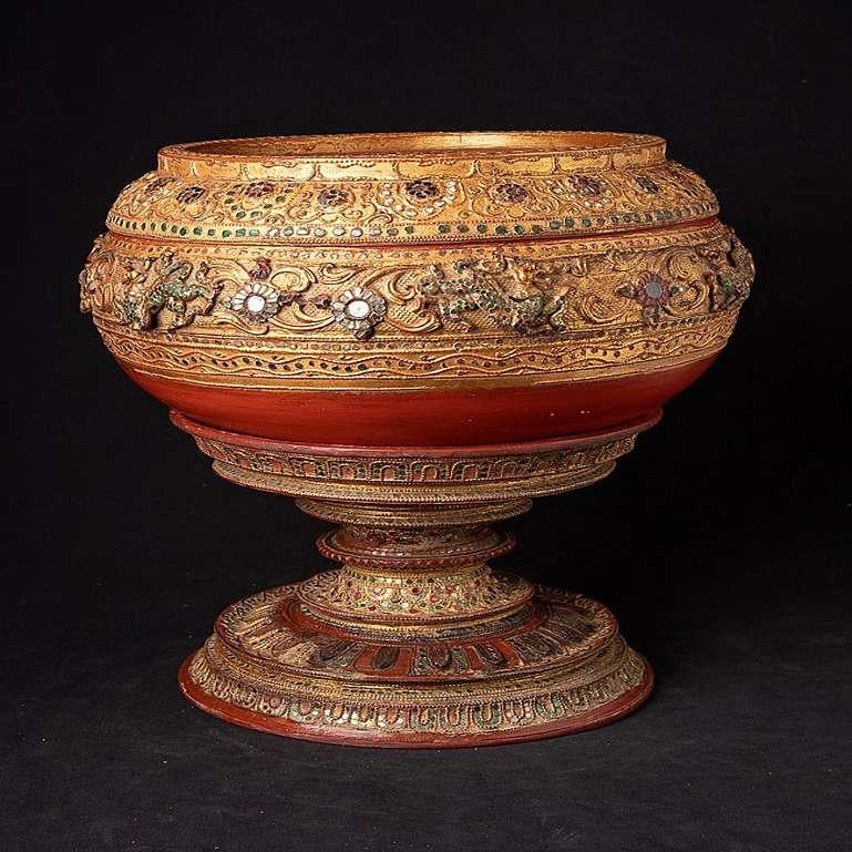 Material: lacquerware
41,2 cm high 
37 cm diameter
Weight: 3.25 kgs
Gilded with 24 krt. gold
Mandalay style
Originating from Burma
19th century.
 