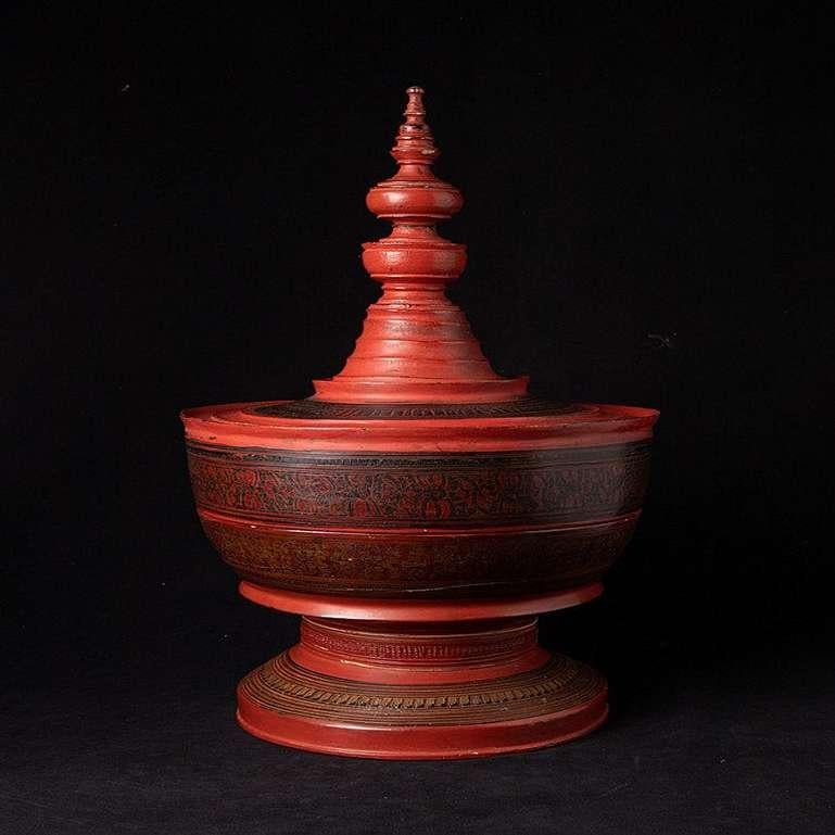 Material: lacquerware
56,4 cm high 
31,3 cm diameter
Weight: 1.75 kgs
Shan (Tai Yai) style
Originating from Burma
19th century
