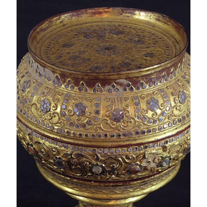 Antique Burmese Offering Vessel from Burma In Good Condition For Sale In DEVENTER, NL