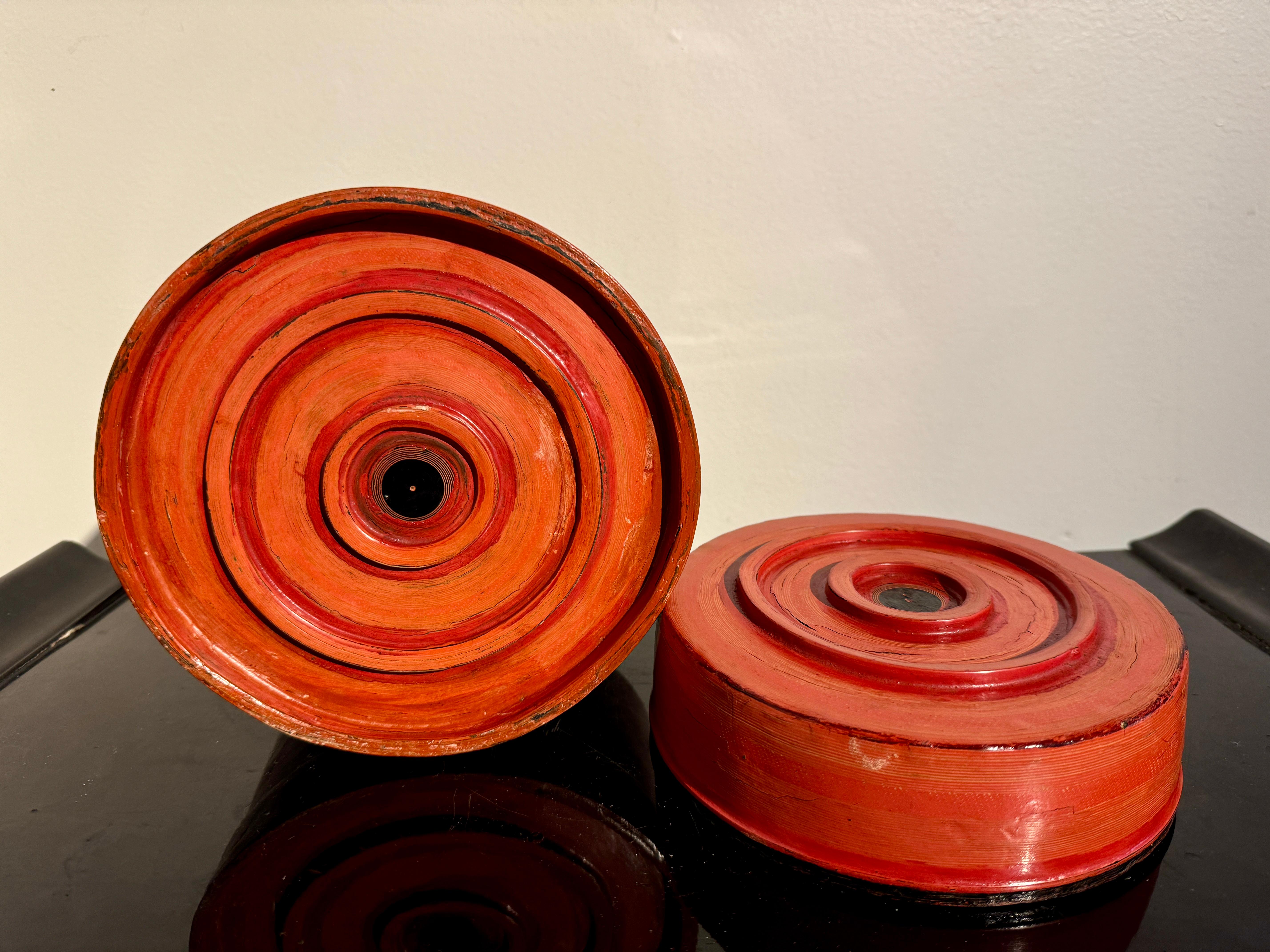 Antigua caja redonda de betel birmana lacada en naranja, c. 1900, Birmania en venta 3