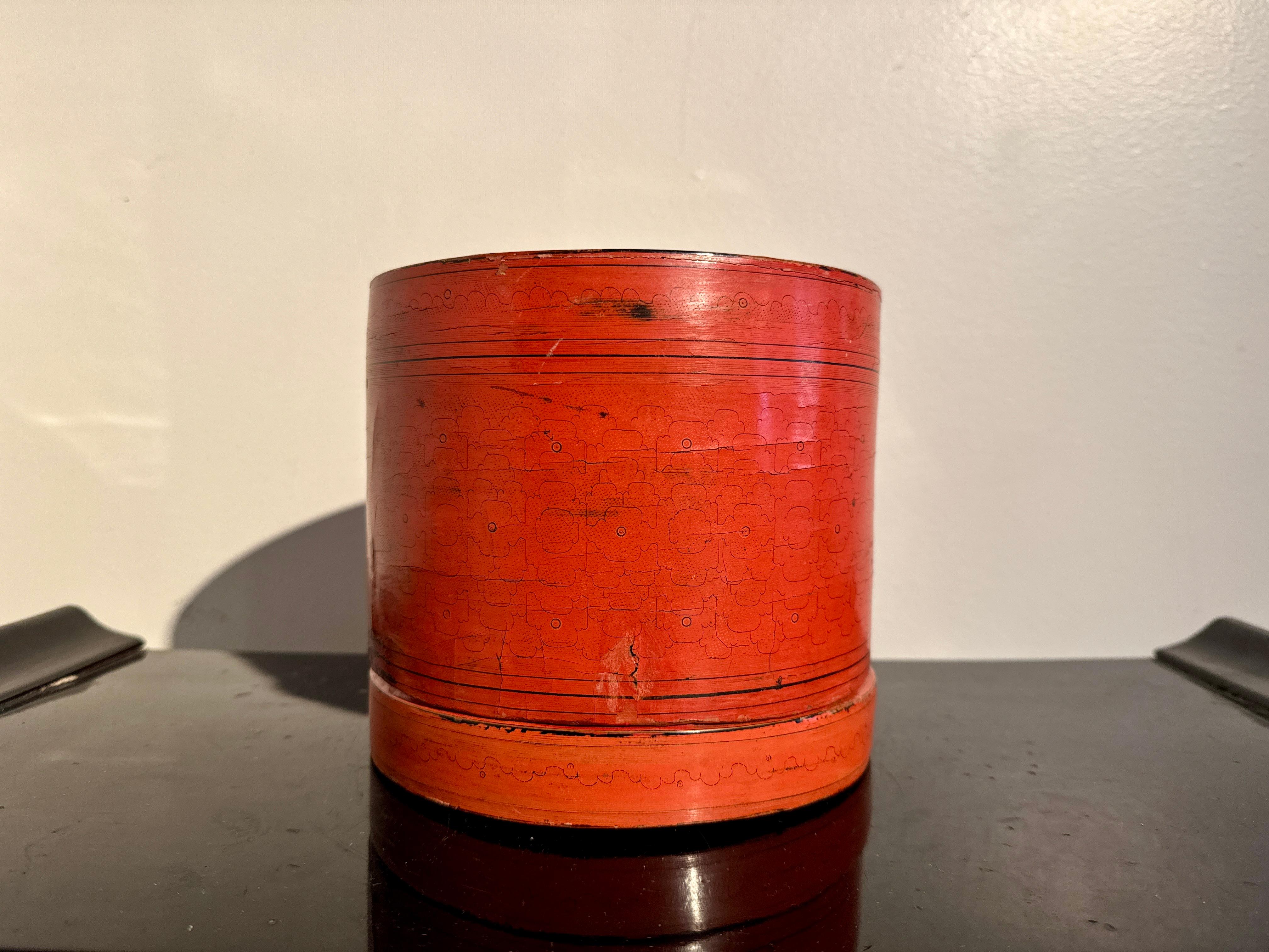 Atractiva caja antigua birmana cilíndrica de betel de bambú lacada en naranja y negro, kun-it, con bandeja interior, principios del siglo XX, hacia 1910, Birmania (Myanmar). 

Esta caja cilíndrica de laca, de gran impacto visual, está hecha con una