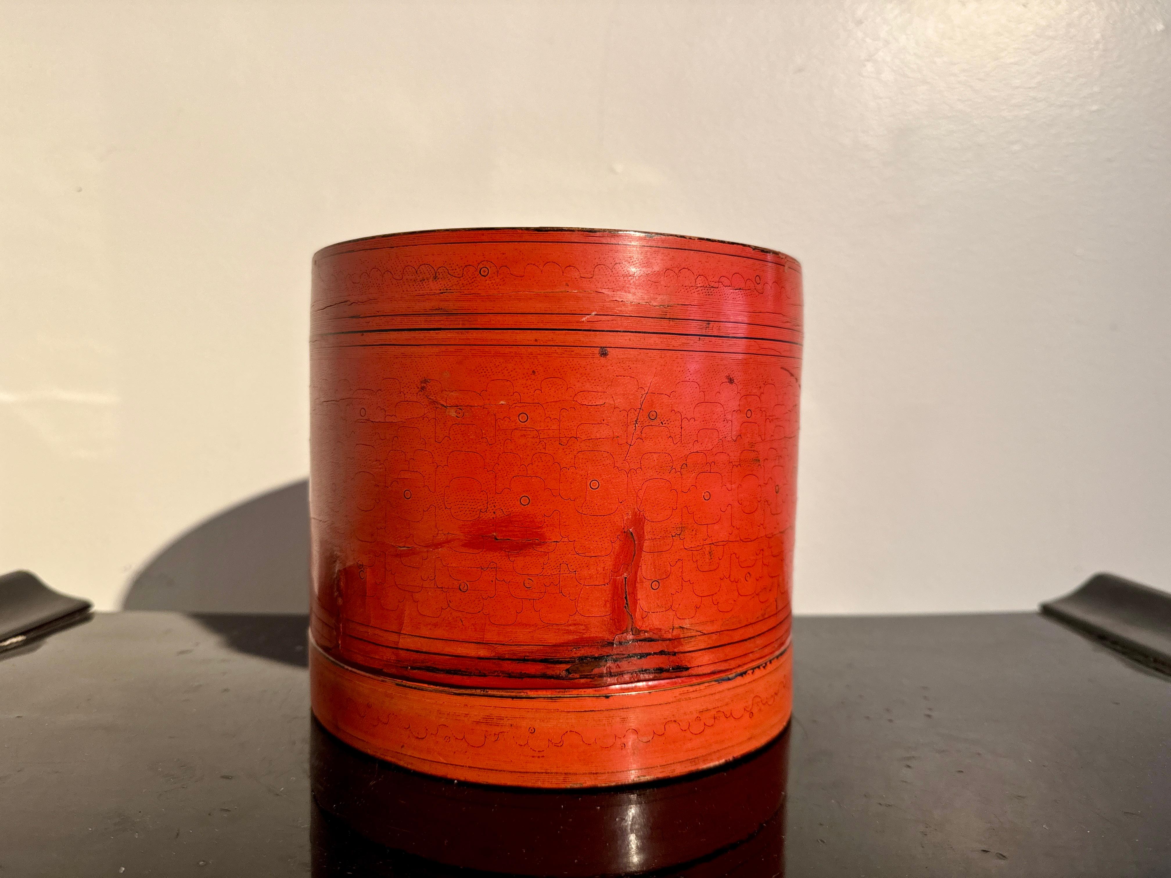 Antigua caja redonda de betel birmana lacada en naranja, c. 1900, Birmania Birmano en venta